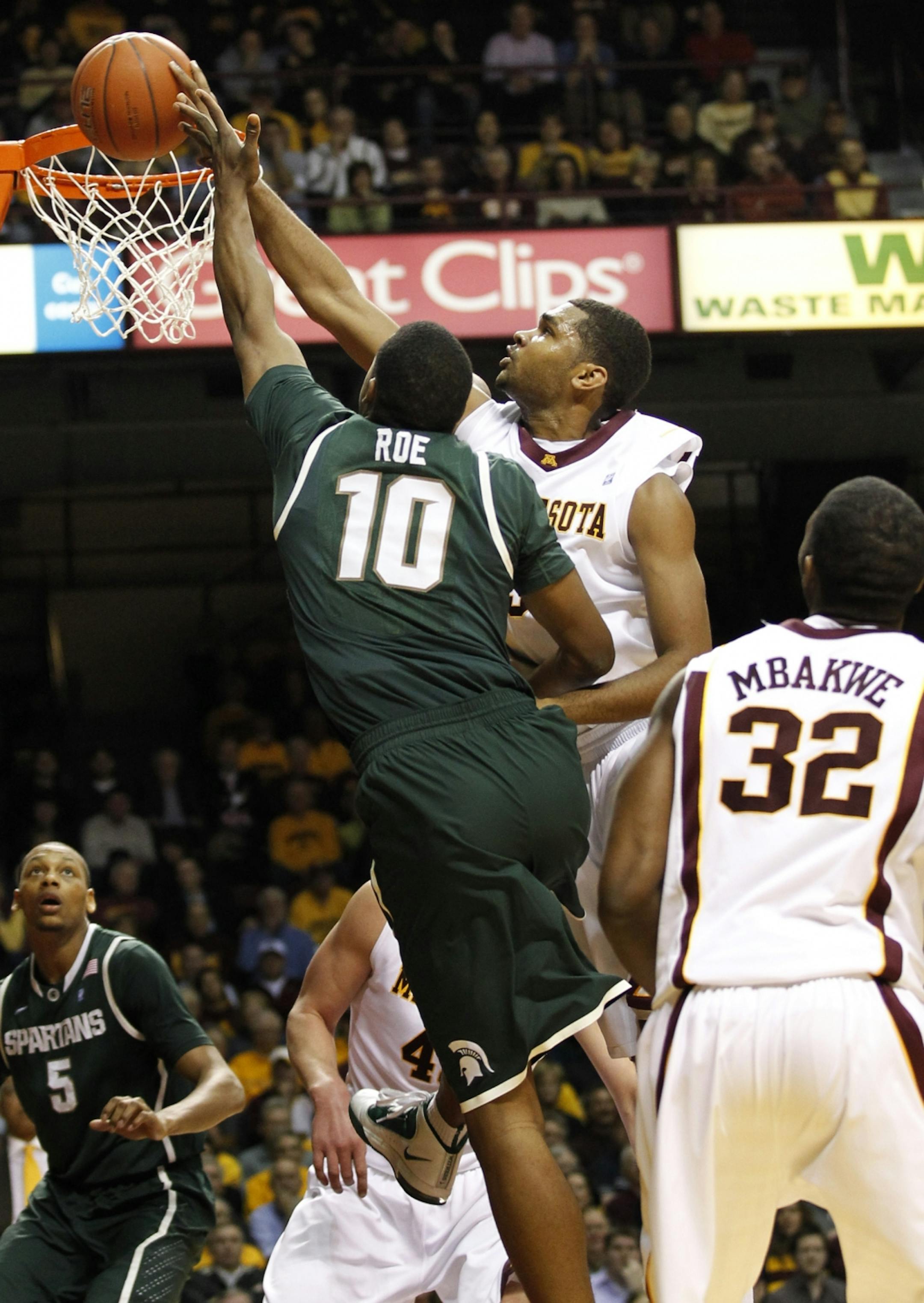Gophers junior center Ralph Sampson III (center)
