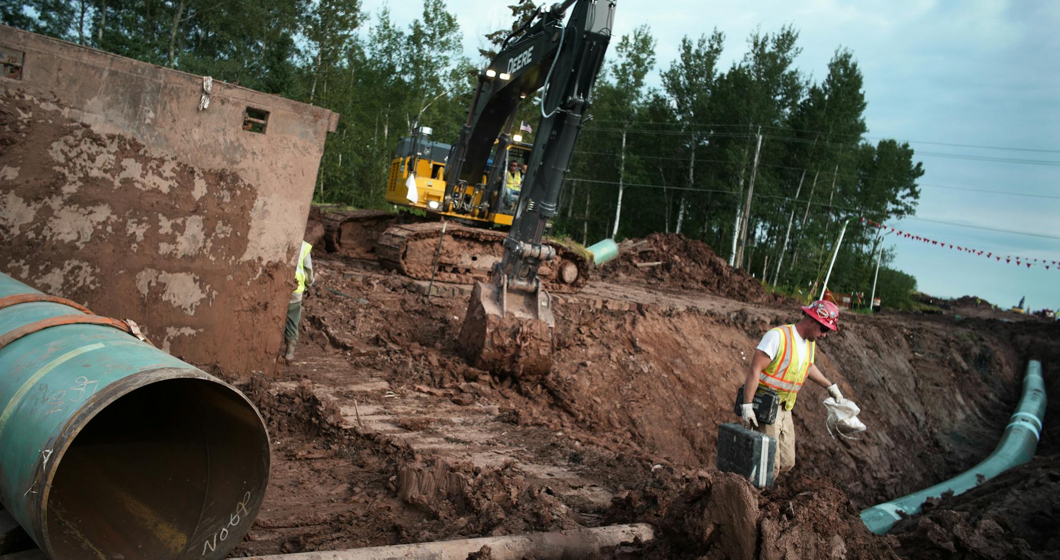 Workers make sure that each section of the replacement Line 3 that is joined passes mustard. Enbridge already has started building the 14-mile stretch of Line 3 from the Minnesota line to its terminal in Superior, Wis. (Richard Tsong-Taatarii/Minneapolis Star Tribune/TNS) ORG XMIT: 1259921