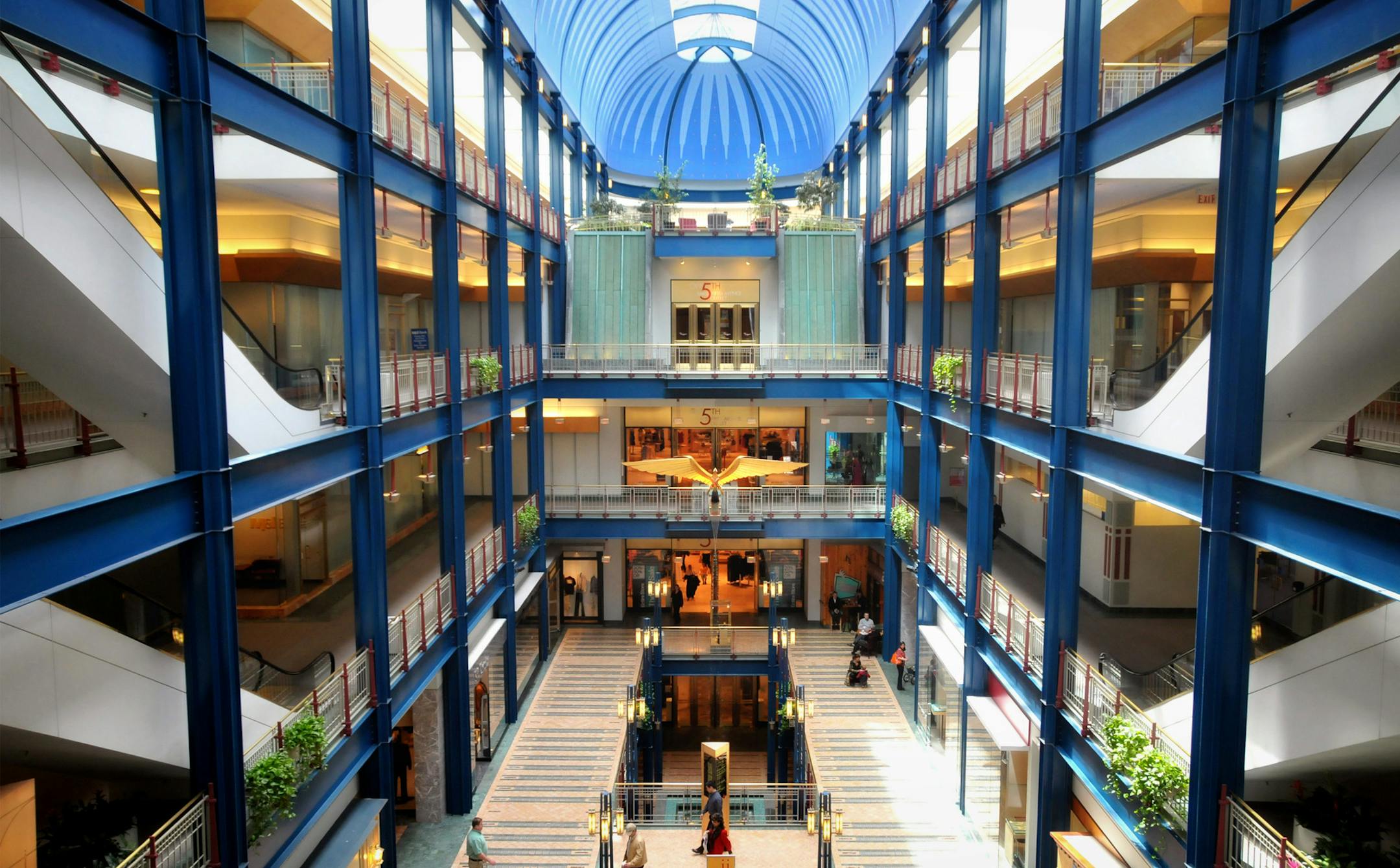 GLEN STUBBE ï gstubbe@startribune.com -- Monday, April 3, 2009 -- Minneapolis, Minn. -- ] Gaviidae Common I owned by Brookfield Properties. ORG XMIT: MIN2013012817050454