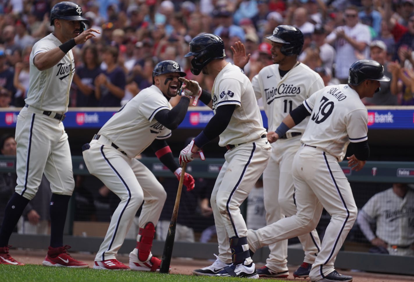 The Twins celebrate the Minnesota Twins third baseman Royce Lewis (23) grand slam in the sixth inning in Minneapolis, Minn., on Sunday, Aug. 27, 2023. Texas Rangers take on the Minnesota Twins at Target Field.] RICHARD TSONG-TAATARII • richard.tsong-taatarii @startribune.com