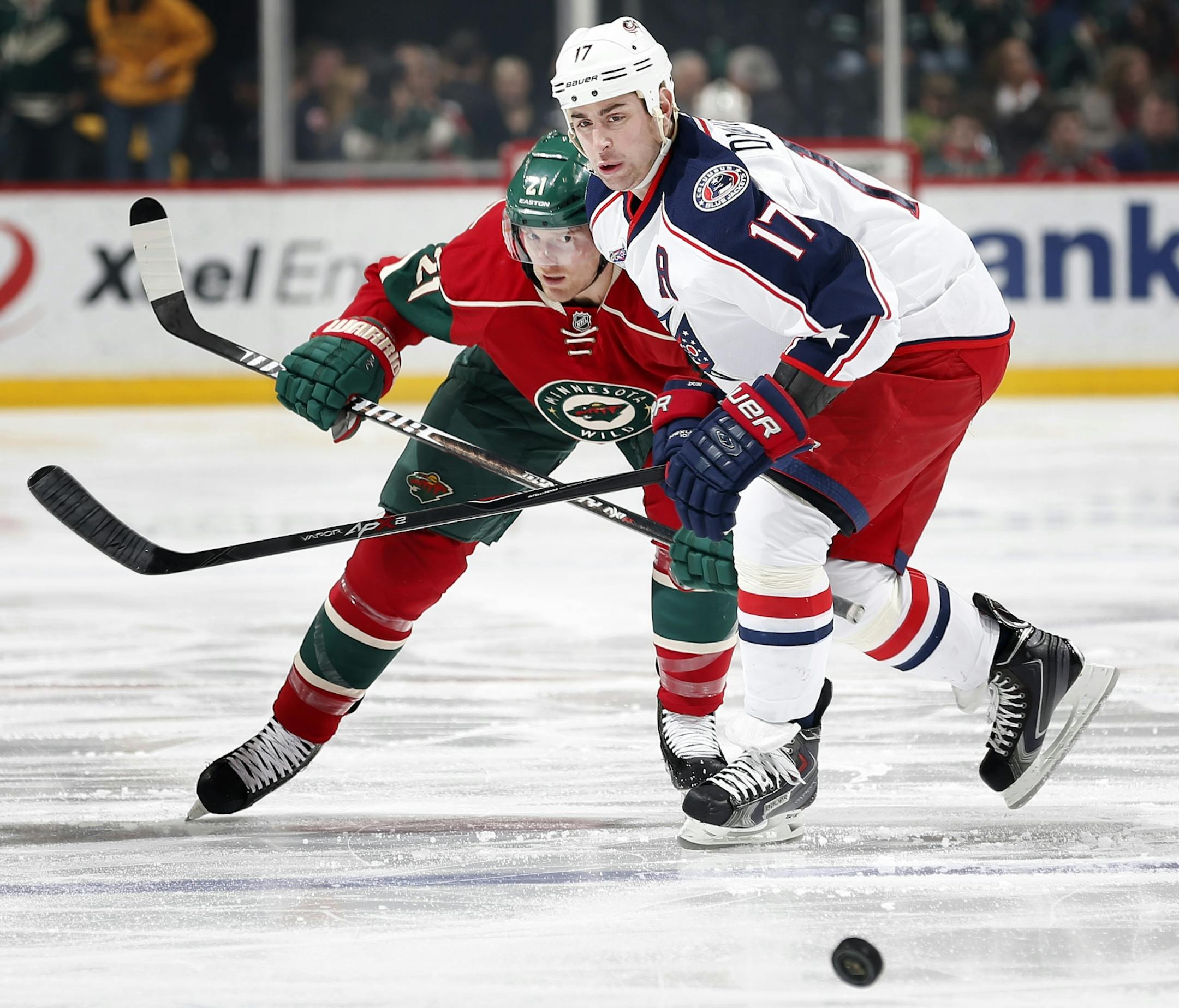 Kyle Brodziak (21) and Brandon Dubinsky (17) chased the puck in the first period.