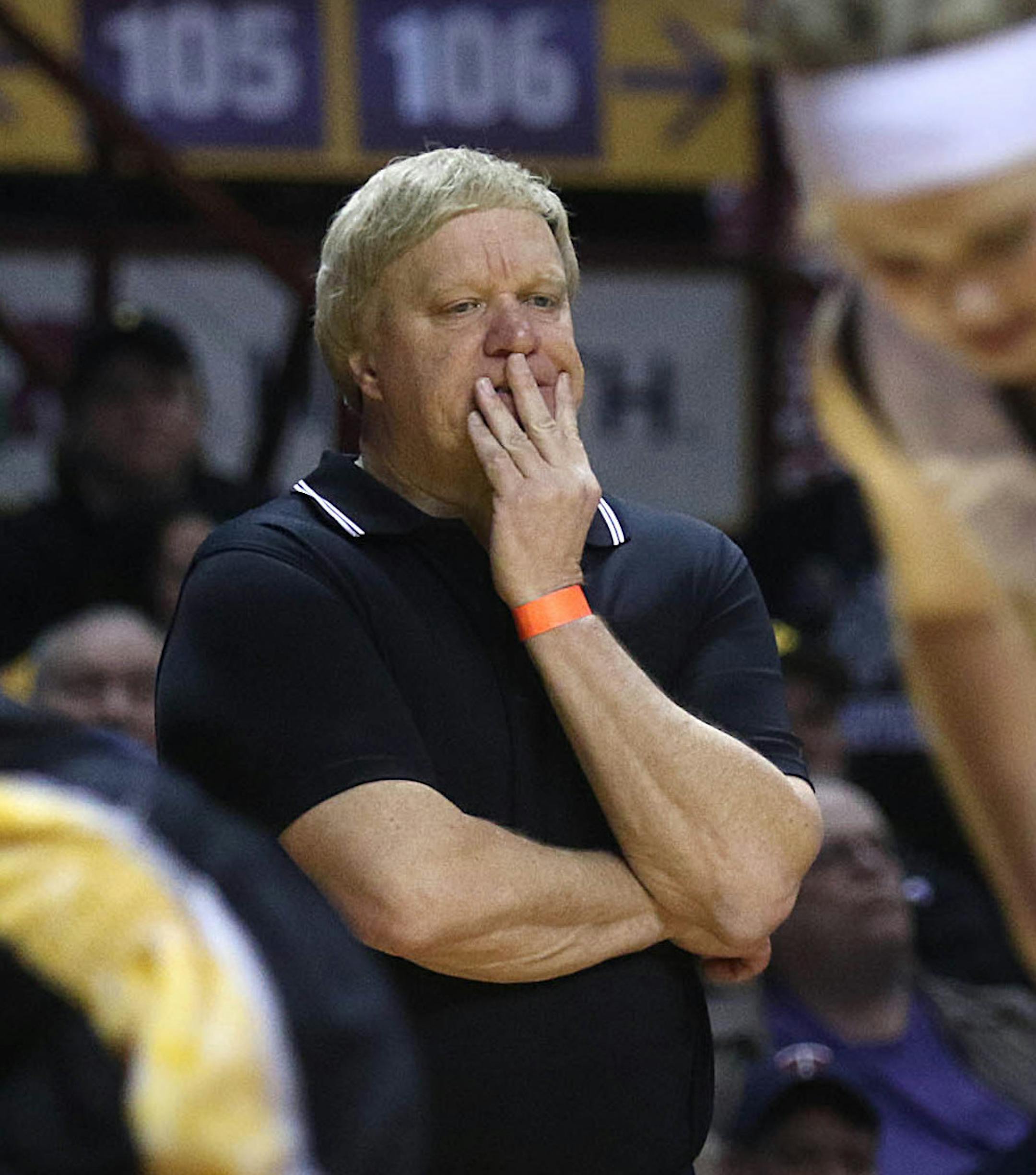 NLS coach Mike Dreier looked over the floor in the first half. PEM held a 39-14 lead at the half.] JIM GEHRZ ¥ james.gehrz@startribune.com / Minneapolis, MN / March 19, 2016 / 2:00 PM Ð BACKGROUND INFORMATION: Action and reaction from the championship game of the Class 2A GirlsÕ 2016 State High School Basketball Tournament at Williams Arena, between Plainview-Elgin-Millville High School and New London-Spicer.