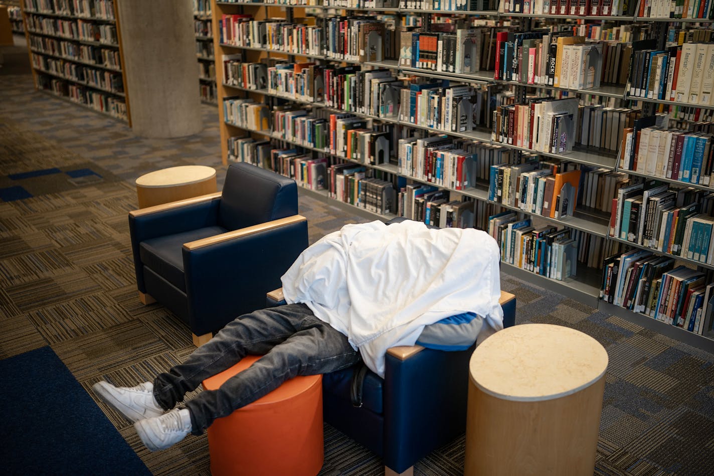 A man fell asleep on the third floor of the Central Library Thursday January ,4, 2024 in, Minneapolis, Minn. ] JERRY HOLT • jerry.holt@startribune.com