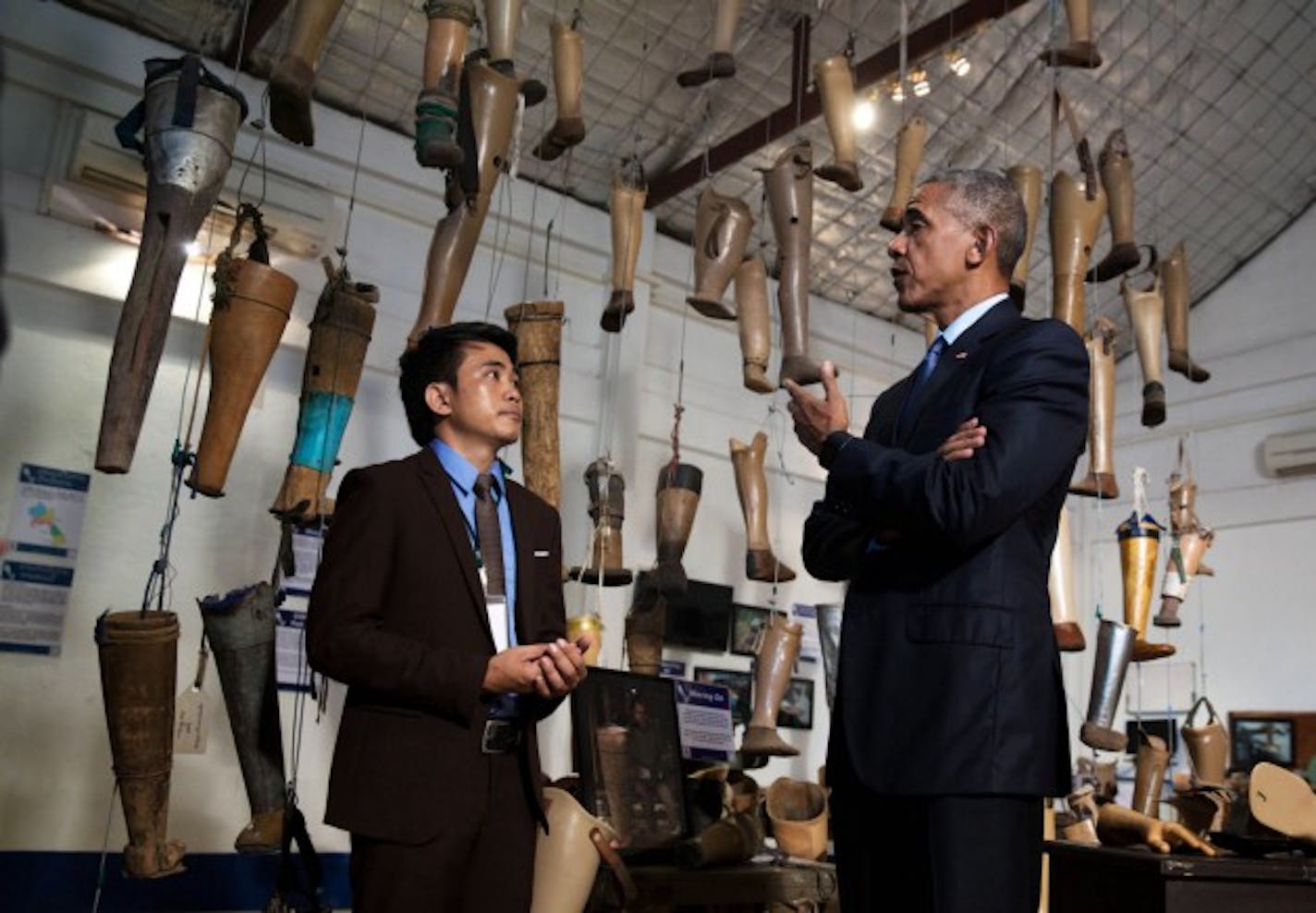 President Barack Obama visits with Soksai Sengvongkham, manager of the Cooperative Orthotic Prosthetic Enterprise, in Vientiane, the capital of Laos, in September 2016. (Official White House Photo by Chuck Kennedy)