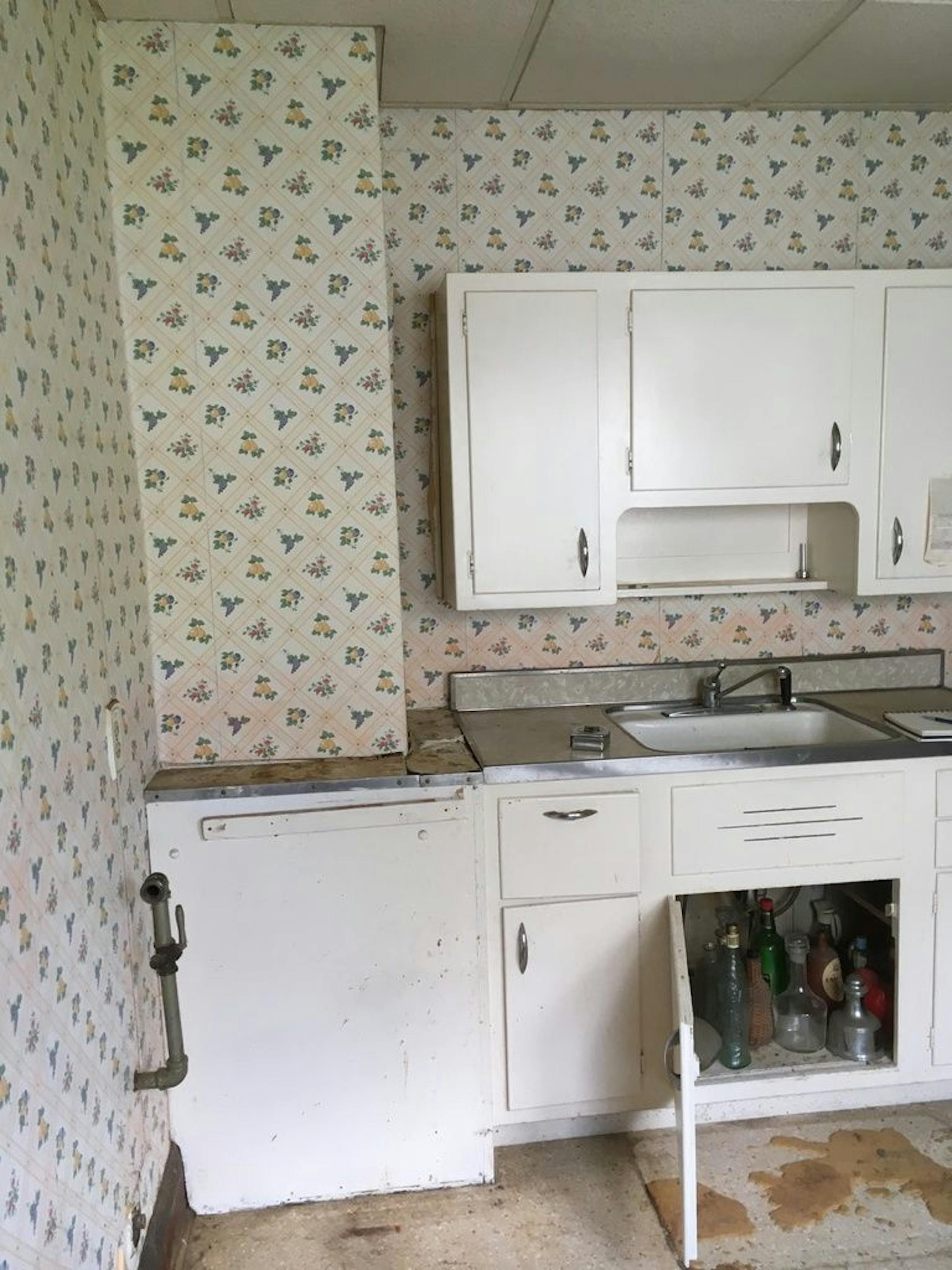 The kitchen before the restoration.