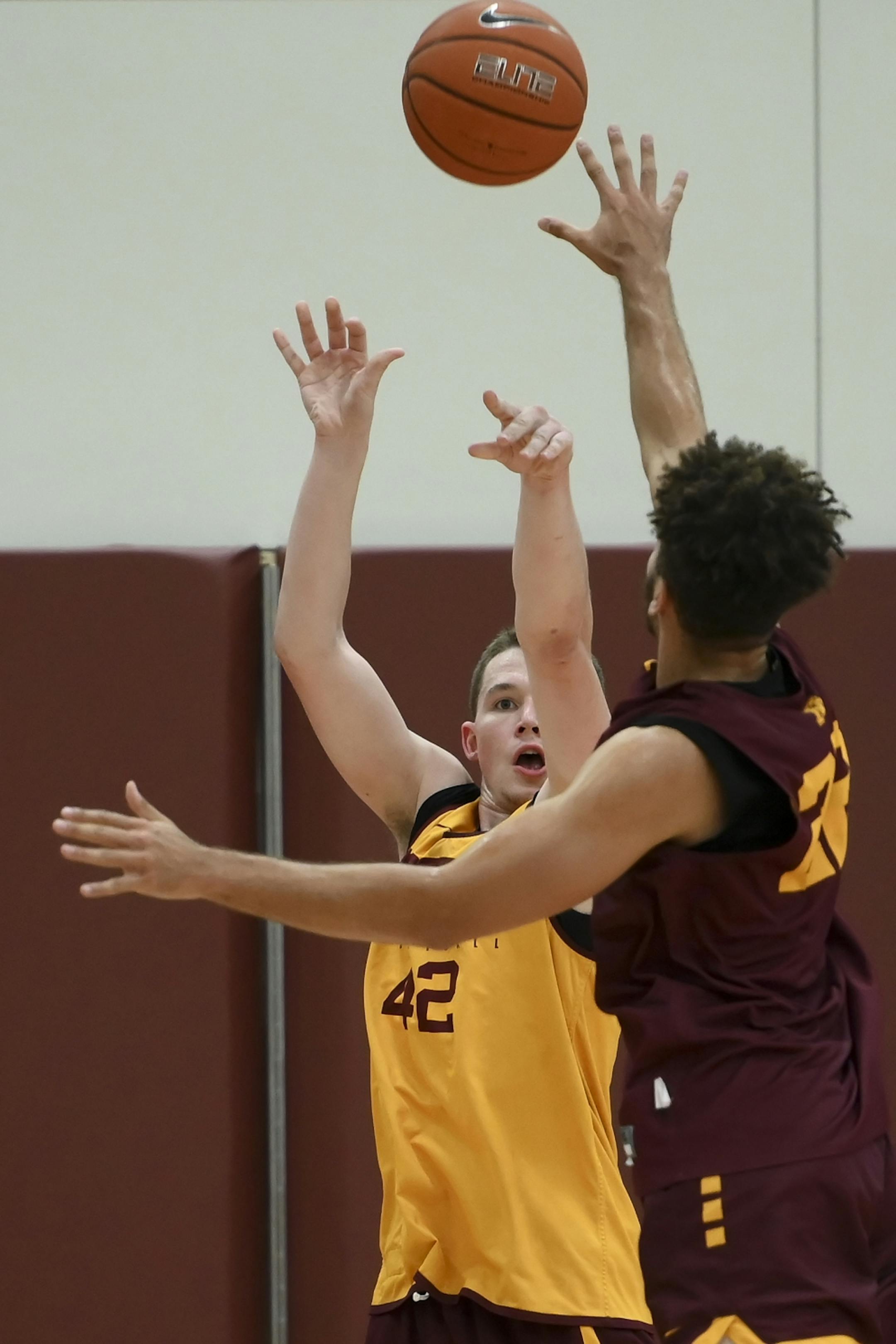Gophers forward Michael Hurt (42) attempted a shot against guard Gabe Kalscheur (22) during Tuesday's practice.
