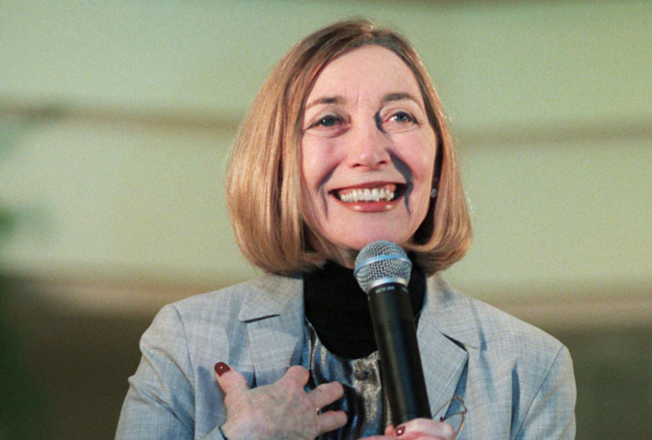 KRT FASHION STORY SLUGGED: MCCLINTOCK KRT PHOTOGRAPH BY GAYLE SHOMER/CHARLOTTE OBSERVER (KRT110-April 6) Fashion designer, Jessica McClintock speaks to the audience before the start of a recent fashion show in Charlotte, North Carolina. McClintock drew inspiration from the movies "Titanic" and "Elizabeth" for her spring collection of wedding and prom dresses. (CH) PL,KD 1999 (Vert) (smd)