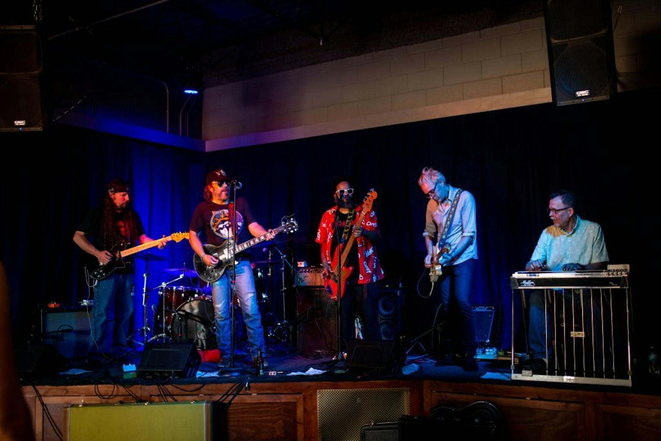 Eleganza! Performs at the Fulton Mission Room Stage.