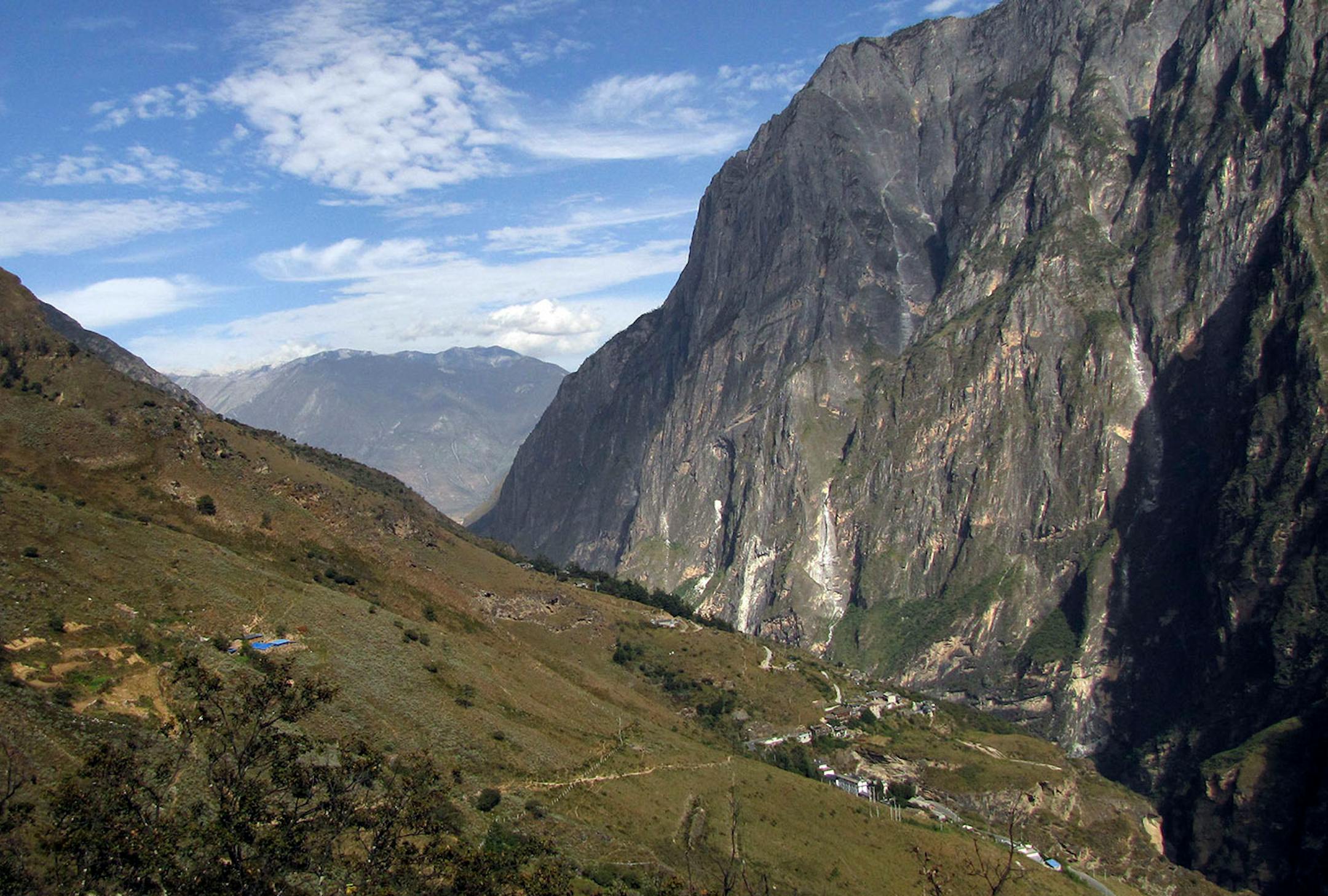The second half of the Tiger Leaping Gorge trail features expansive mountain views.