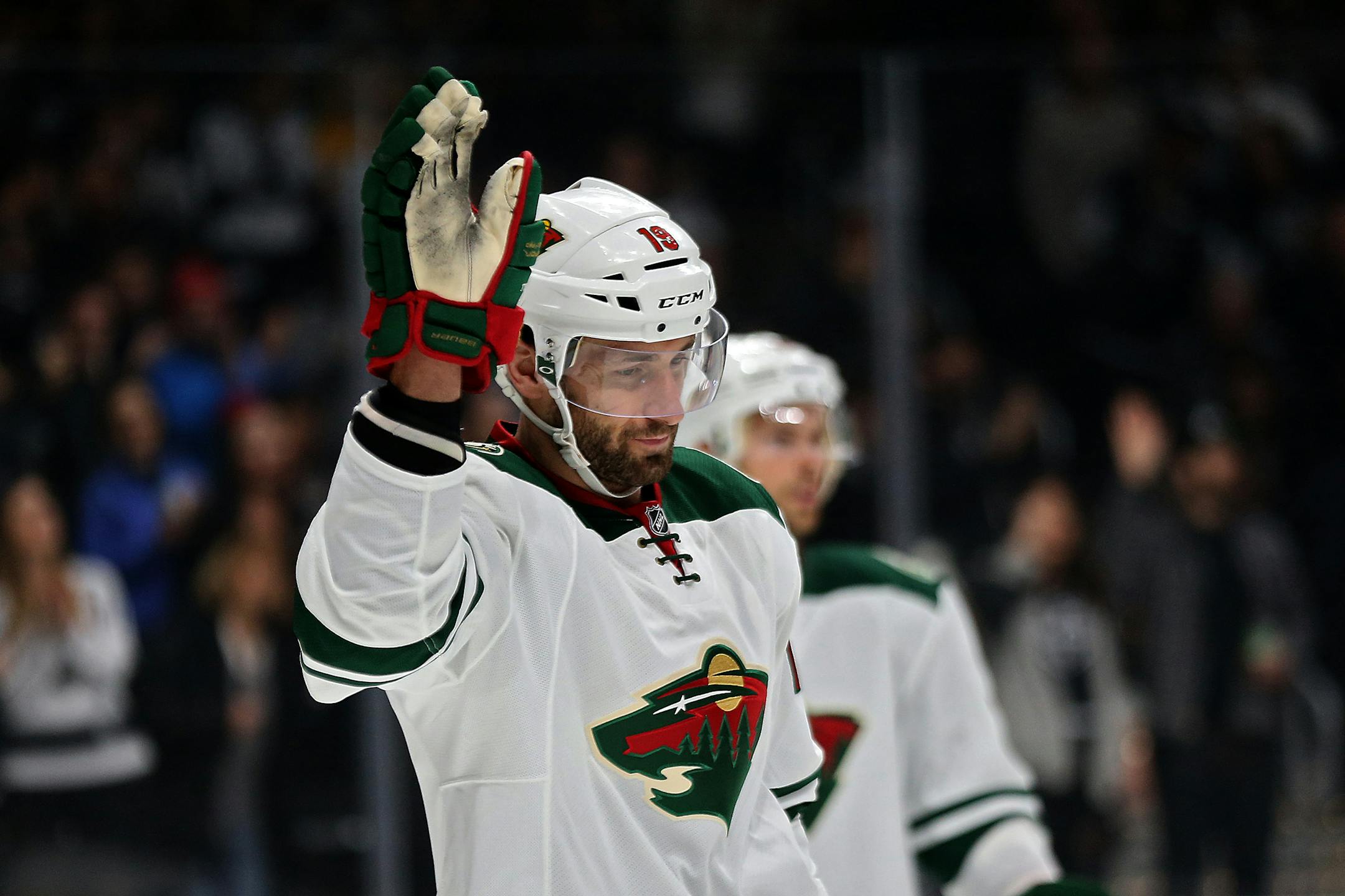 The Minnesota Wild's Jarret Stoll, a former Los Angeles King, waves to the crowd during a brief tribute to him during the first period against the Kings at Staples Center in Los Angeles on Thursday, Jan. 21, 2016. (Robert Gauthier/Los Angeles Times/TNS)