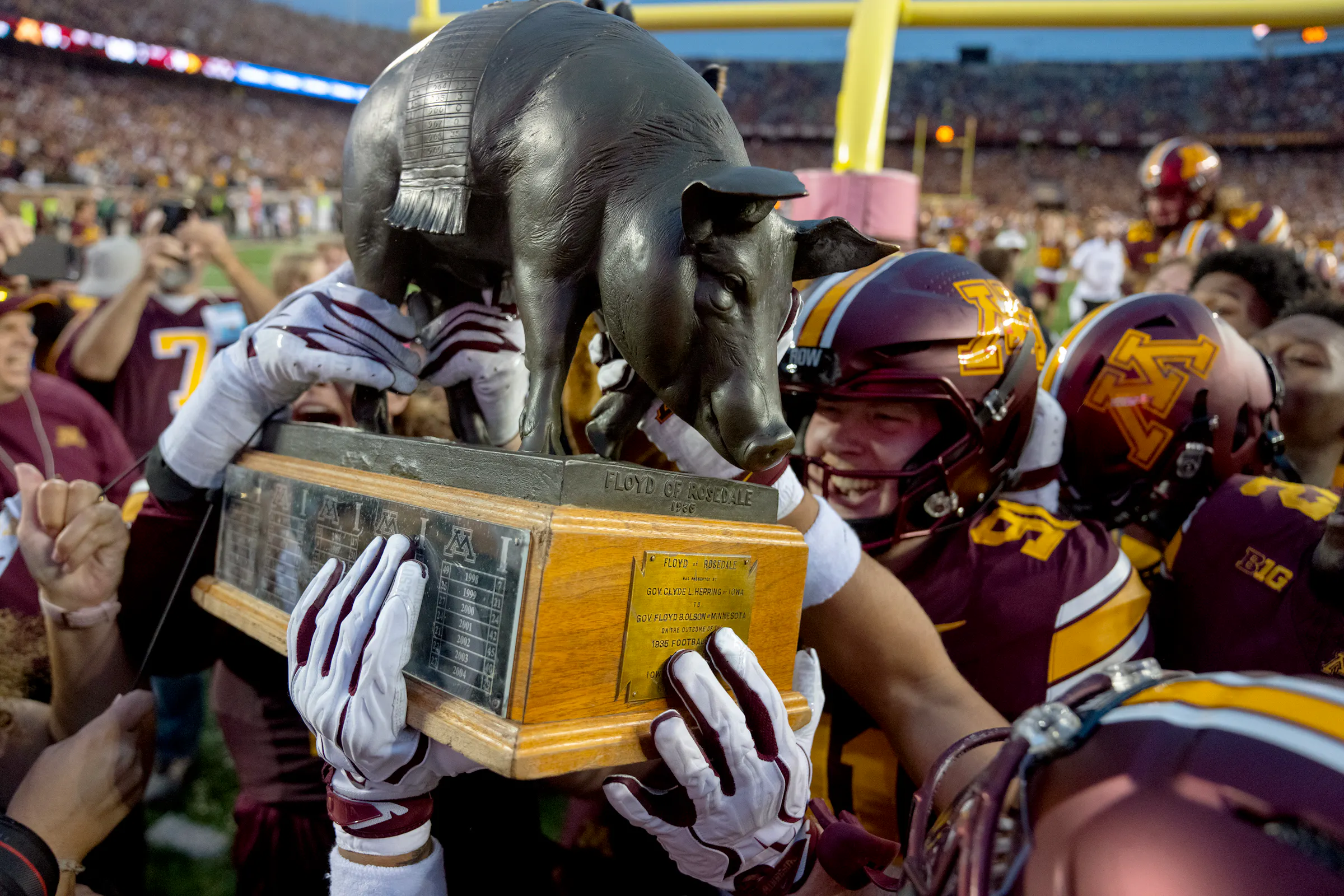 MN Gophers vs Iowa football score: Drake Lindsey, Darius Taylor stats
