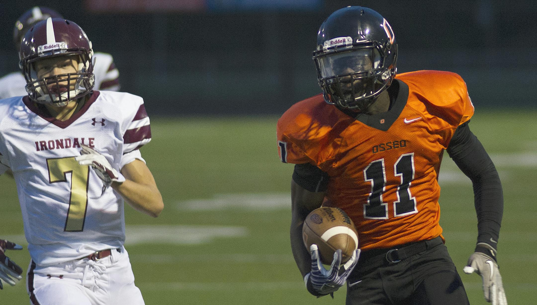 Osseo's Gabriel Galamue breaks loose for a touchdown during the closing minutes of the first half of Friday night's game against Irondale. ] (Matthew Hintz, 082914, Osseo)