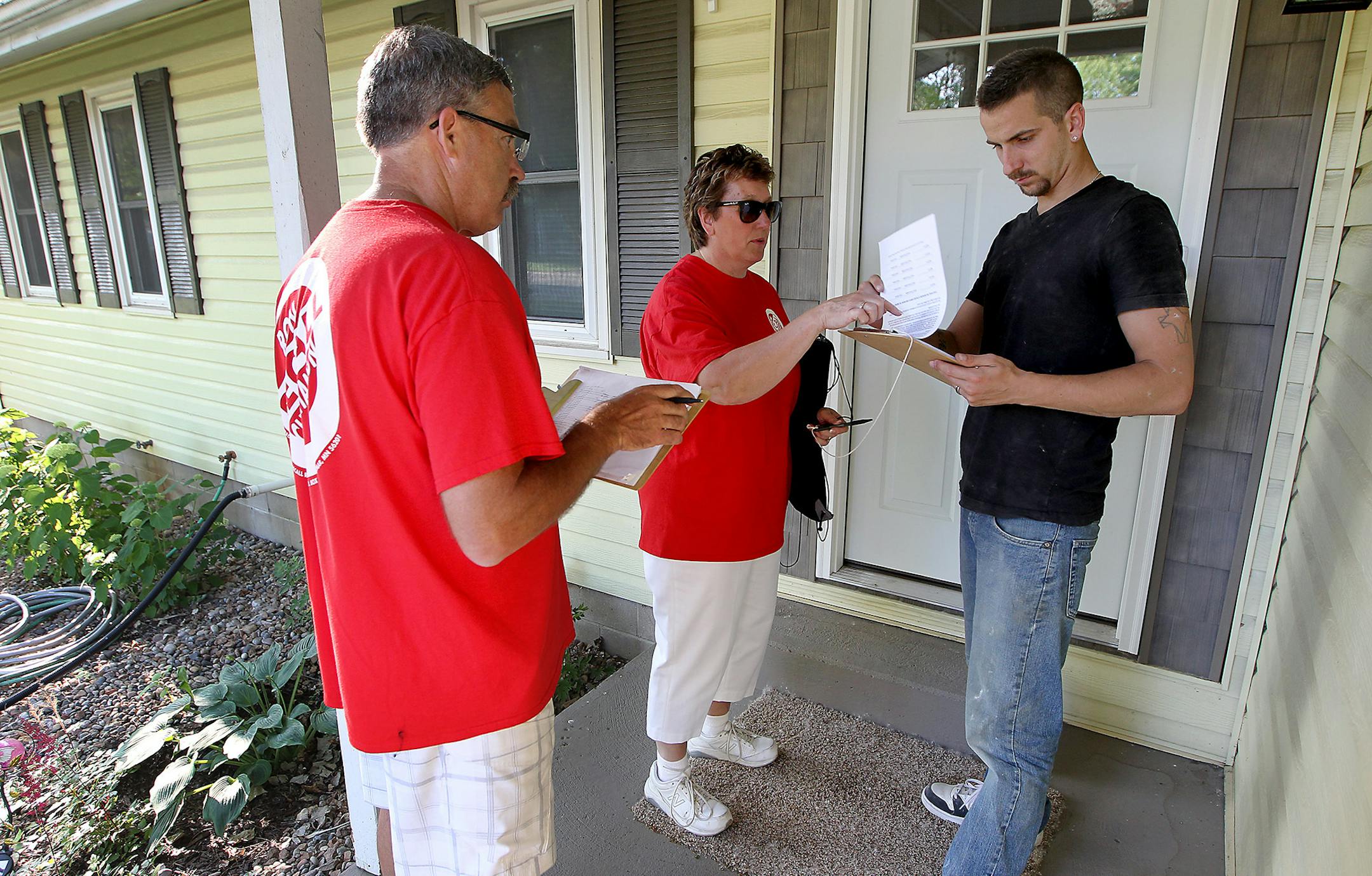 Julie and Brian Asmus collected a signature from Doug Orlowski, Tuesday, June 23, 2015 in Wilma, MN. They are part of a group that has begun a campaign to recall Ron Christianson, the longest-serving council member. ] (ELIZABETH FLORES/STAR TRIBUNE) ELIZABETH FLORES &#x2022; eflores@startribune.com