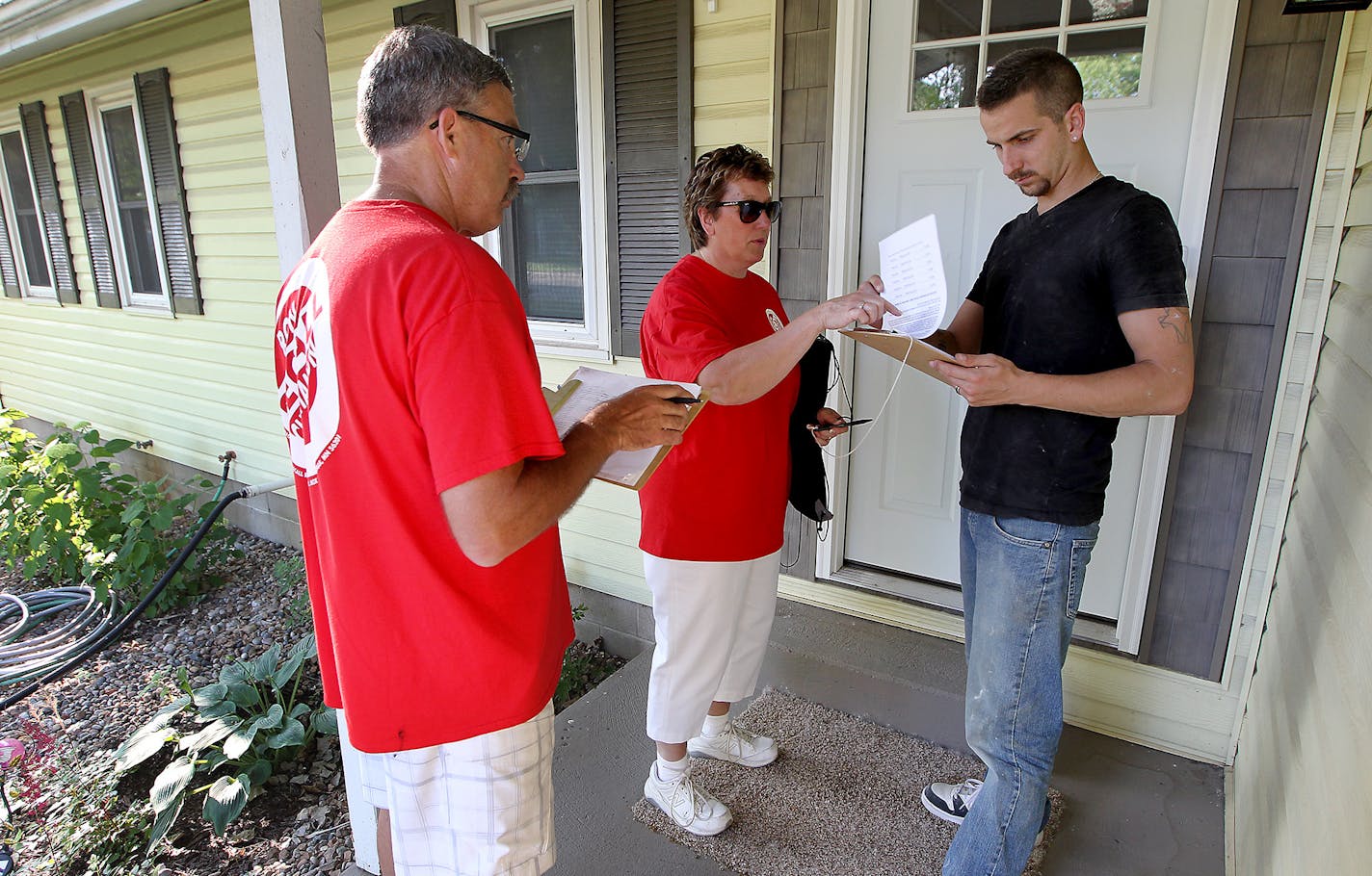 Julie and Brian Asmus collected a signature from Doug Orlowski, Tuesday, June 23, 2015 in Wilma, MN. They are part of a group that has begun a campaign to recall Ron Christianson, the longest-serving council member. ] (ELIZABETH FLORES/STAR TRIBUNE) ELIZABETH FLORES &#x2022; eflores@startribune.com