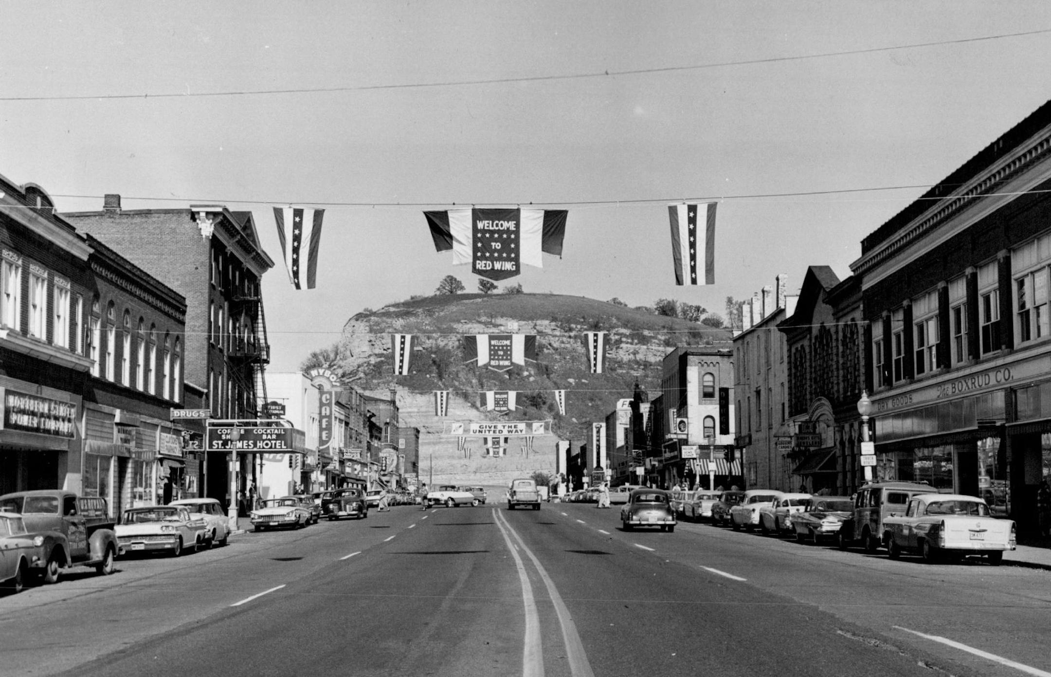 October 14, 1960 This Minnesota border ton of about 10,000 will be buzzing with activity When President Eisenhower arrives 10/18 to dedicate a new $1,500,000 bridge. The President will stop along Main street to address the towns-people, then drive on to dedicate the new Hiawatha bridge, located at left of the Great Bluff. UPI Telephoto