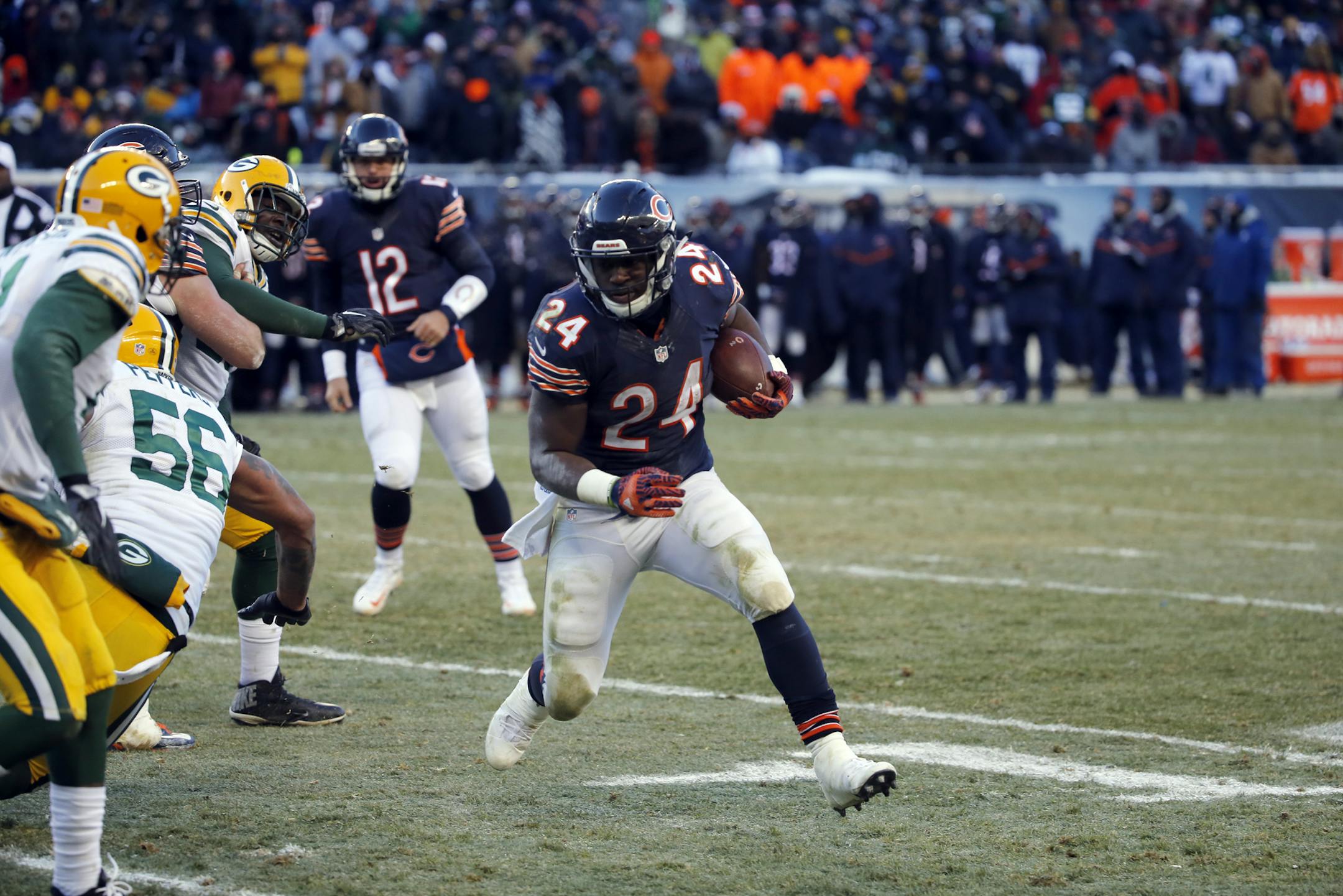 Chicago Bears running back Jordan Howard (24) runs during the second half of an NFL football game against the Green Bay Packers, Sunday, Dec. 18, 2016, in Chicago. (AP Photo/Charles Rex Arbogast) ORG XMIT: CXB1