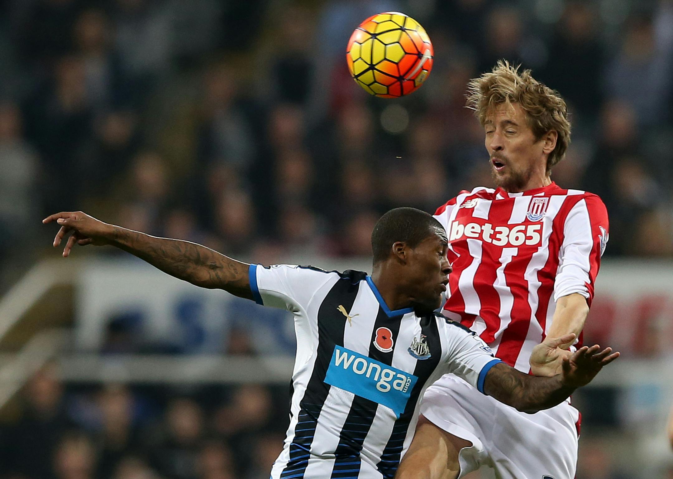 Newcastle United's Georginio Wijnaldum, left, vies for the ball with Stoke City's Peter Crouch, right, during their English Premier League soccer match between Newcastle United and Stoke City at St James' Park, Newcastle, England, Saturday, Oct. 31, 2015. (AP Photo/Scott Heppell)