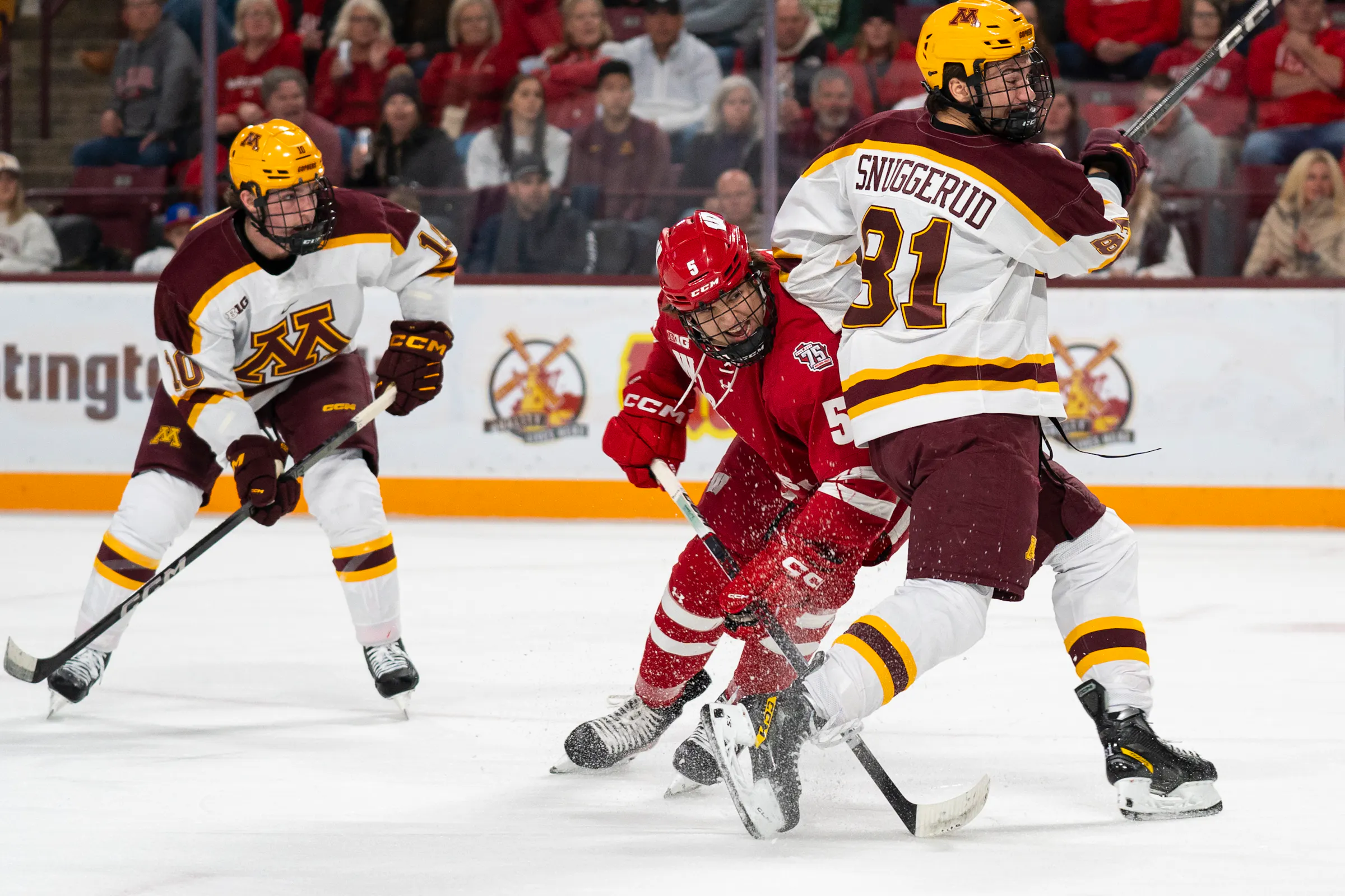 Badgers score late to sweep top-ranked Gophers men's hockey