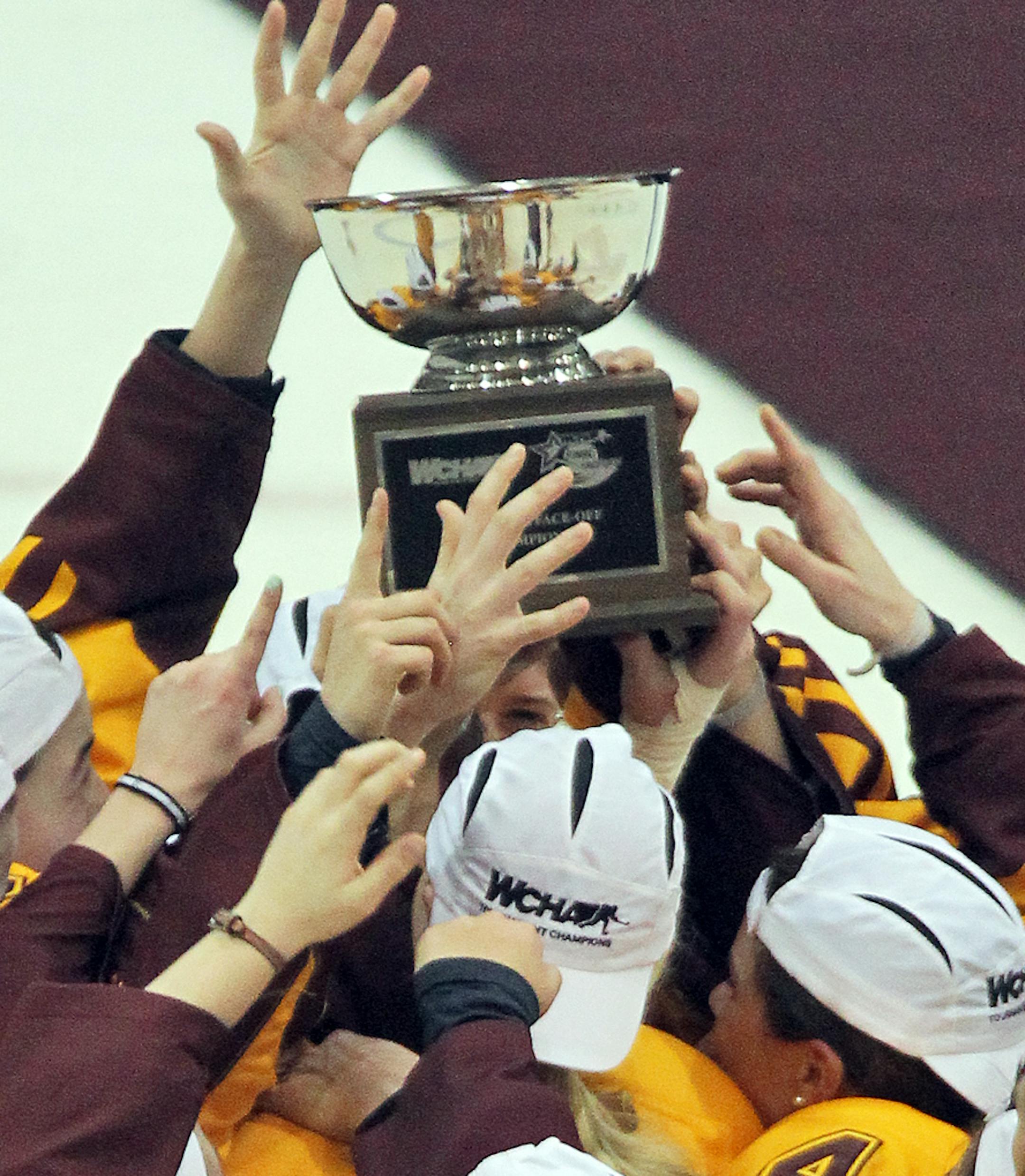 WCHA WOMEN'S HOCKEY CHAMPIONSHIP - Minnesota Gophers vs. University of North Dakota (UND). Minnesota won 2-0. Minnesota players celebrated at the final horn of their WCHA championship. (MARLIN LEVISON/STARTRIBUNE(mlevison@startribune.com (cq -PROGRAM)