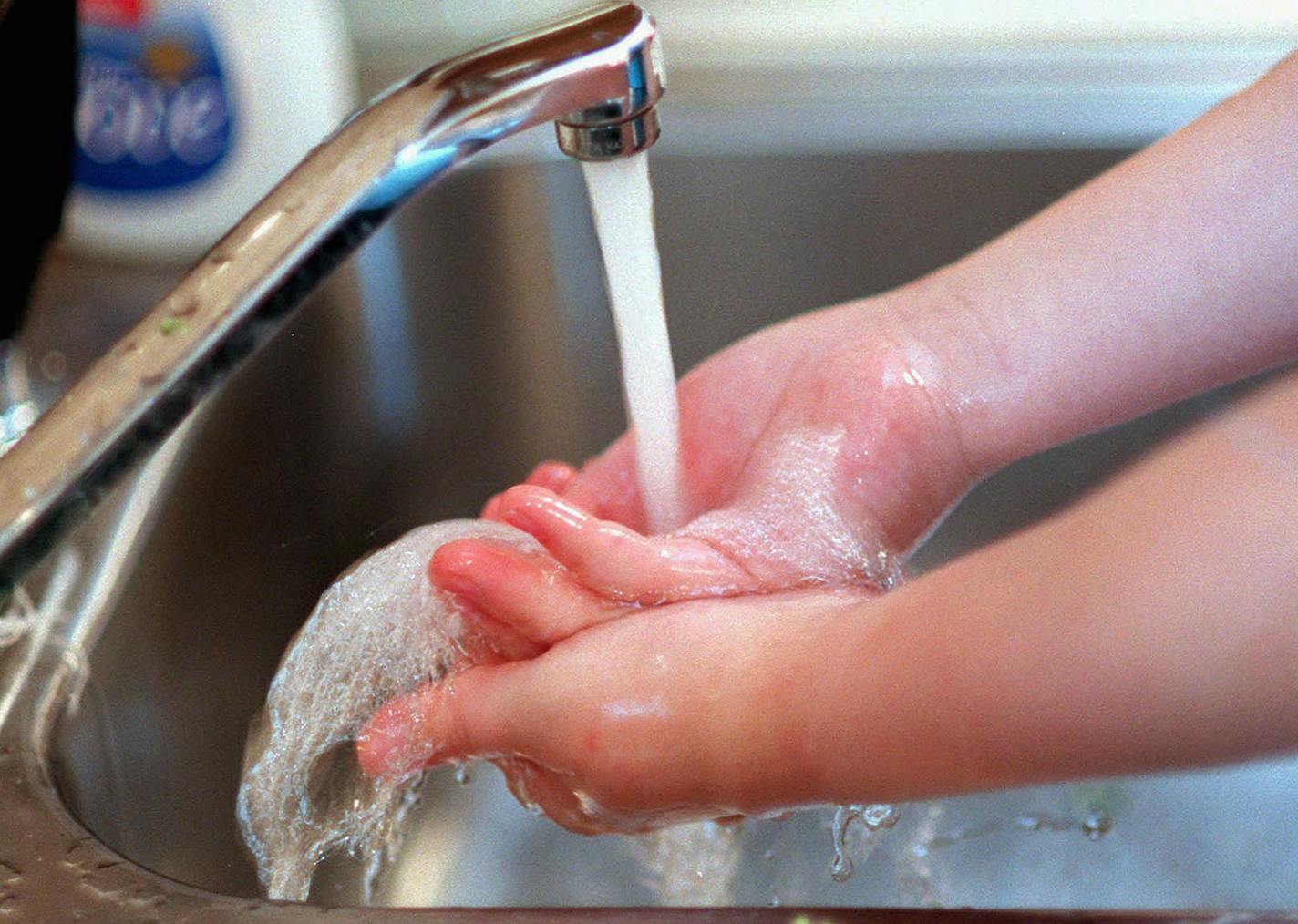 NEWS2USE STORY SLUGGED: NEWS2USE-HOME1 KRT PHOTOGRAPH BY JUSTIN HAYWORTH/WICHITA EAGLE (July 5) Wash your hands -- it's the most important way to prevent the spread of infectious diseases. (cdm) 2004 ORG XMIT: 1007296