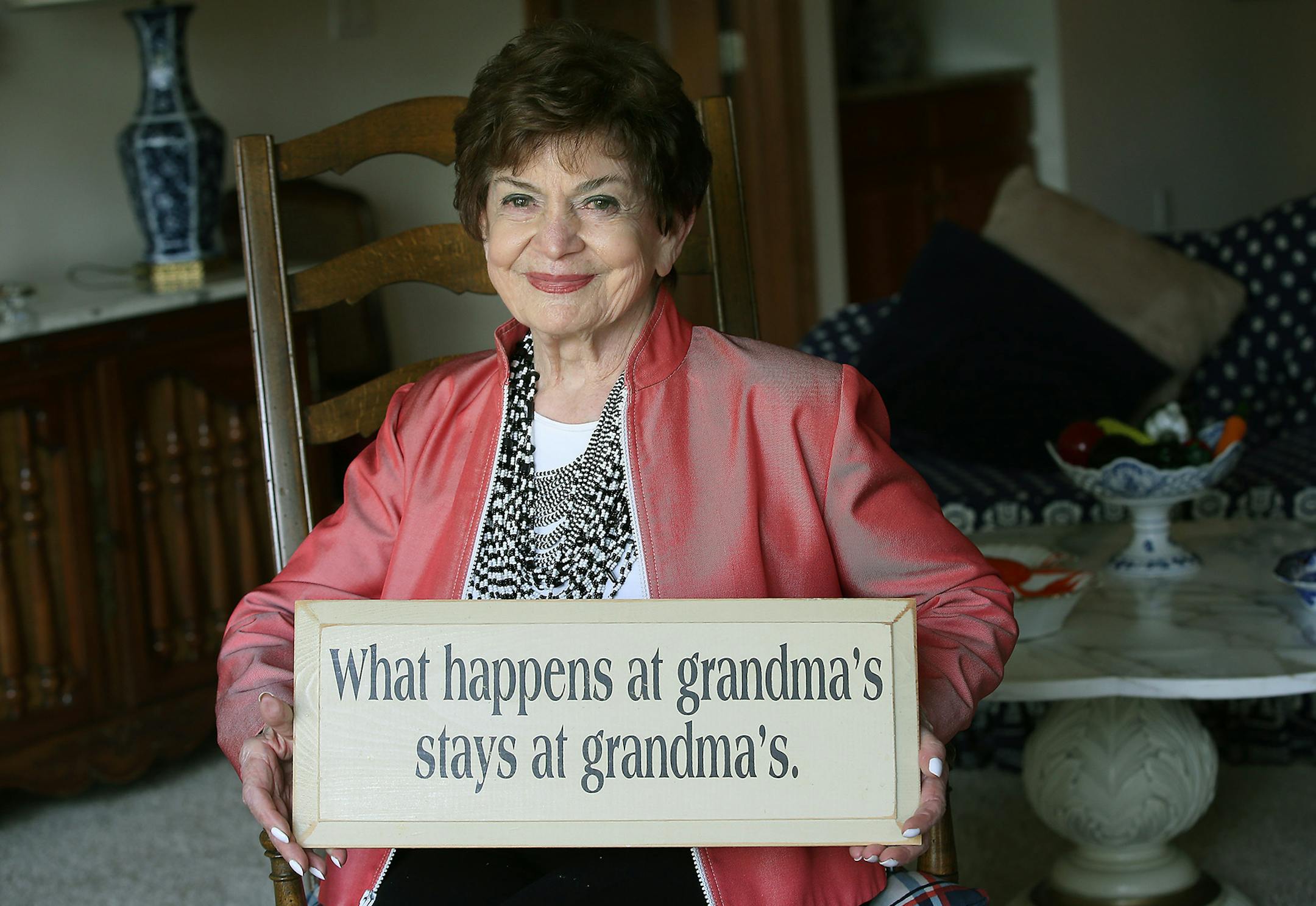 Gretta Freeman, 85, held one of her favorite signs inside her home, Friday, October 17, 2014 in St. Louis Park, MN. ] (ELIZABETH FLORES/STAR TRIBUNE) ELIZABETH FLORES • eflores@startribune.com