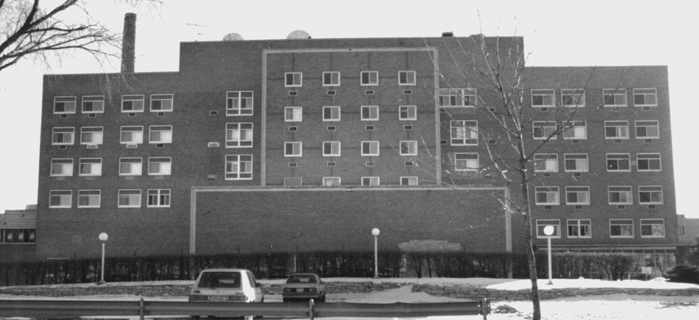 January 30, 1990 Old Mt Sinai hospital , 22nd between Chicago and Park .. bldg may become elementary School. Place/Address (pis include cross street) and travel directions (if needed): On 22nd St., between Park and Chicago Avs. Mpls school board proposes to buy the building and convert it to an elementary school. (An eye clinic is in an adjunct building behind the hospital, it would not be included in the deal) February 1990 Don Black, Minneapolis Star Tribune