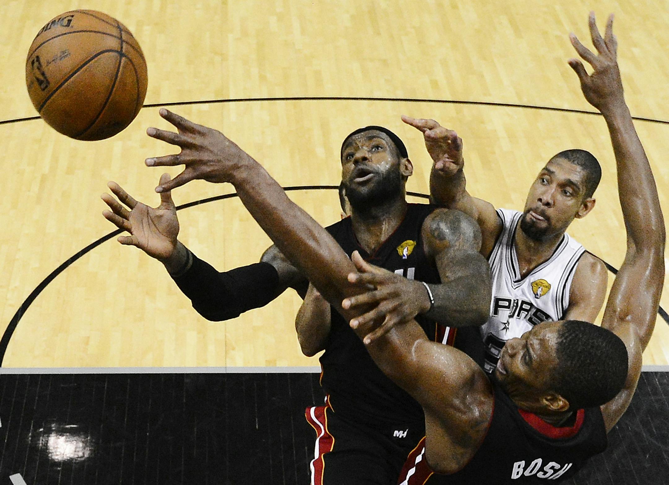 Miami Heat's LeBron James (6), Chris Bosh (1) and San Antonio Spurs' Tim Duncan go after a loose ball during the second half at Game 5 of the NBA Finals basketball series, Sunday, June 16, 2013, in San Antonio. The Spurs won 114-104. (AP Photo/John G. Mabanglo, Pool)