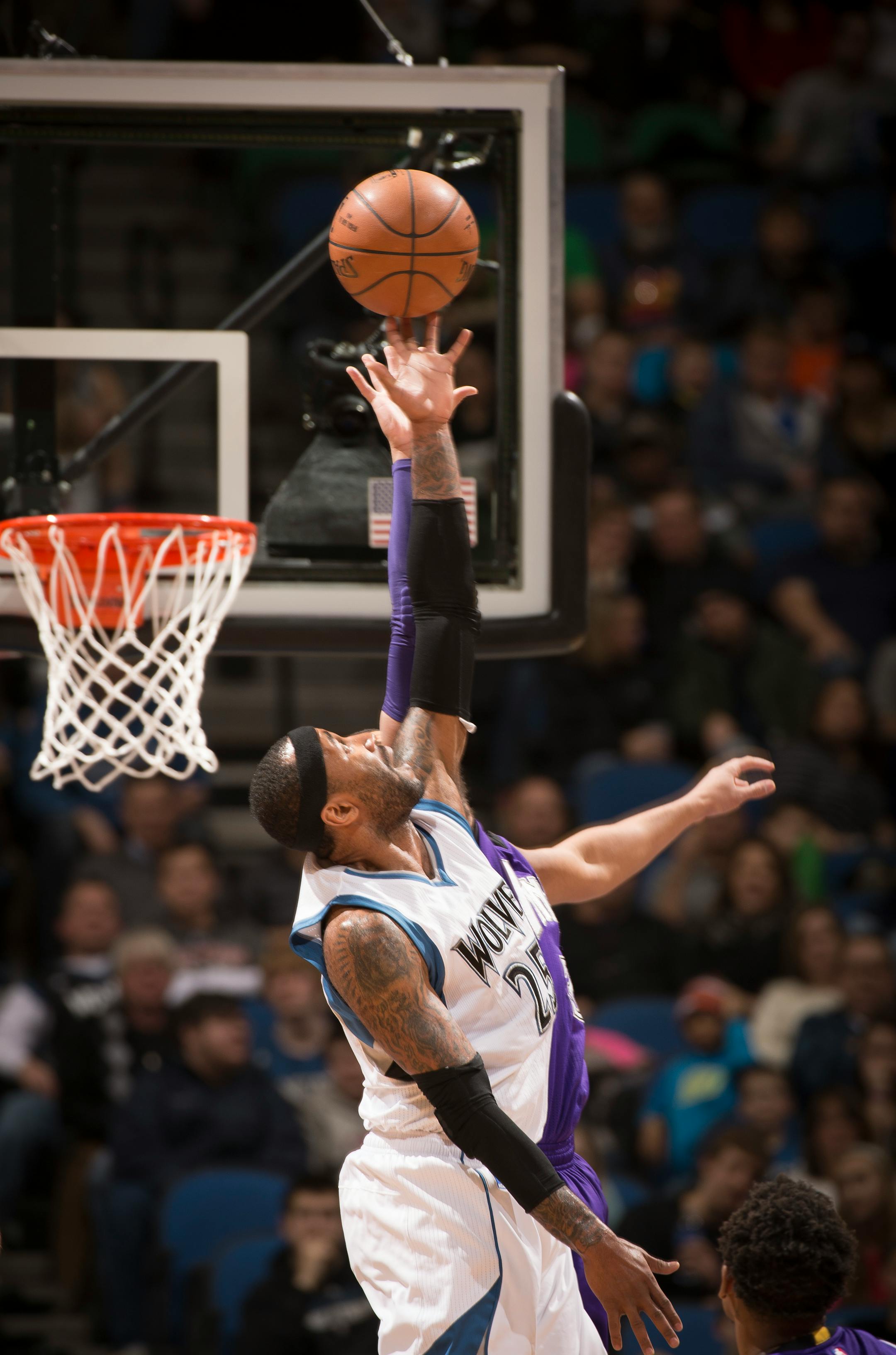 Minnesota Timberwolves guard Mo Williams (25) goes up against Sacramento Kings guard Ray McCallum (3) during a jump ball in the second half.