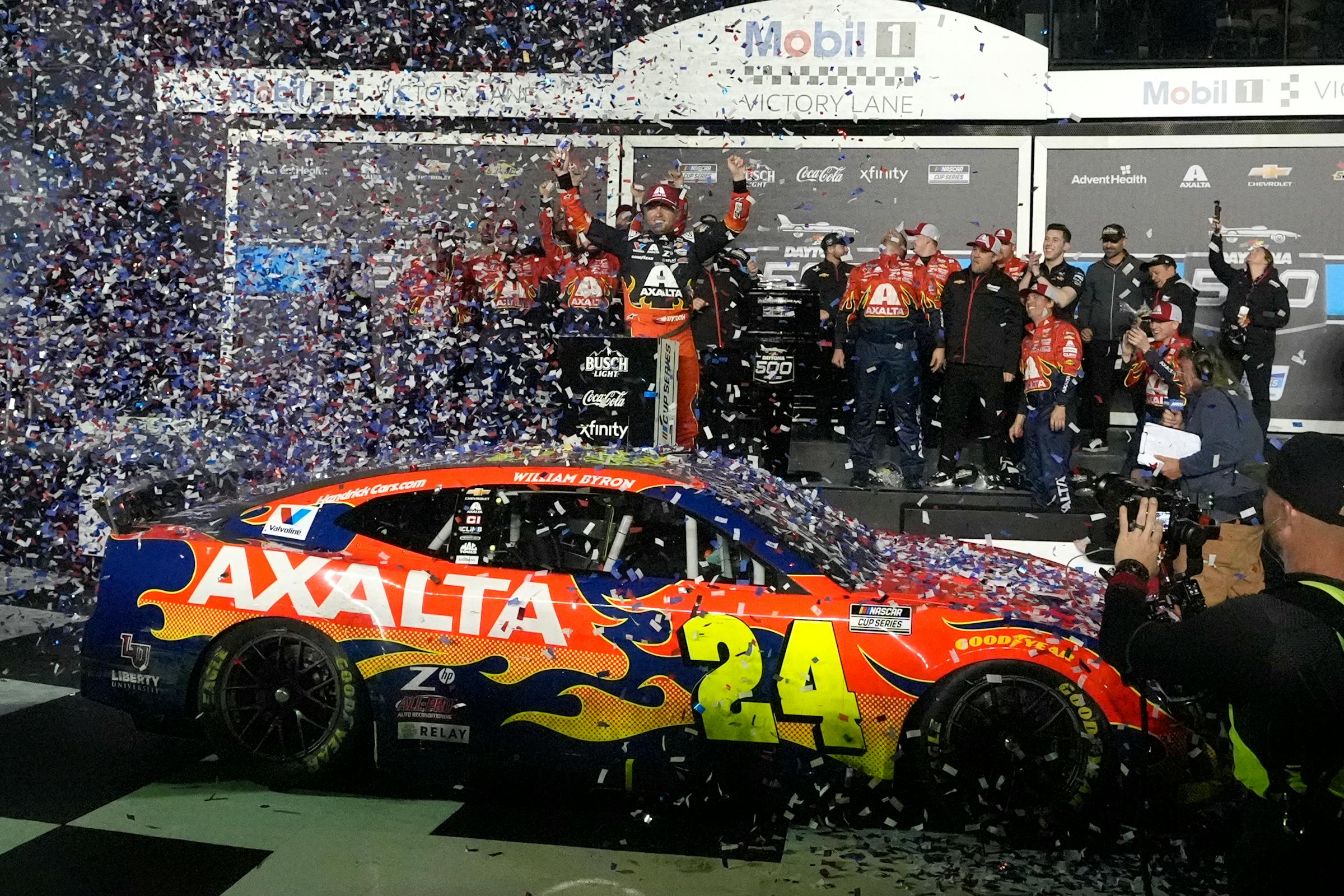 ウィリアム・バイロンは、ヘンドリック・モータースポーツのために2番目のストレートデイトナ500を獲得するために遅れた難破船を避けます