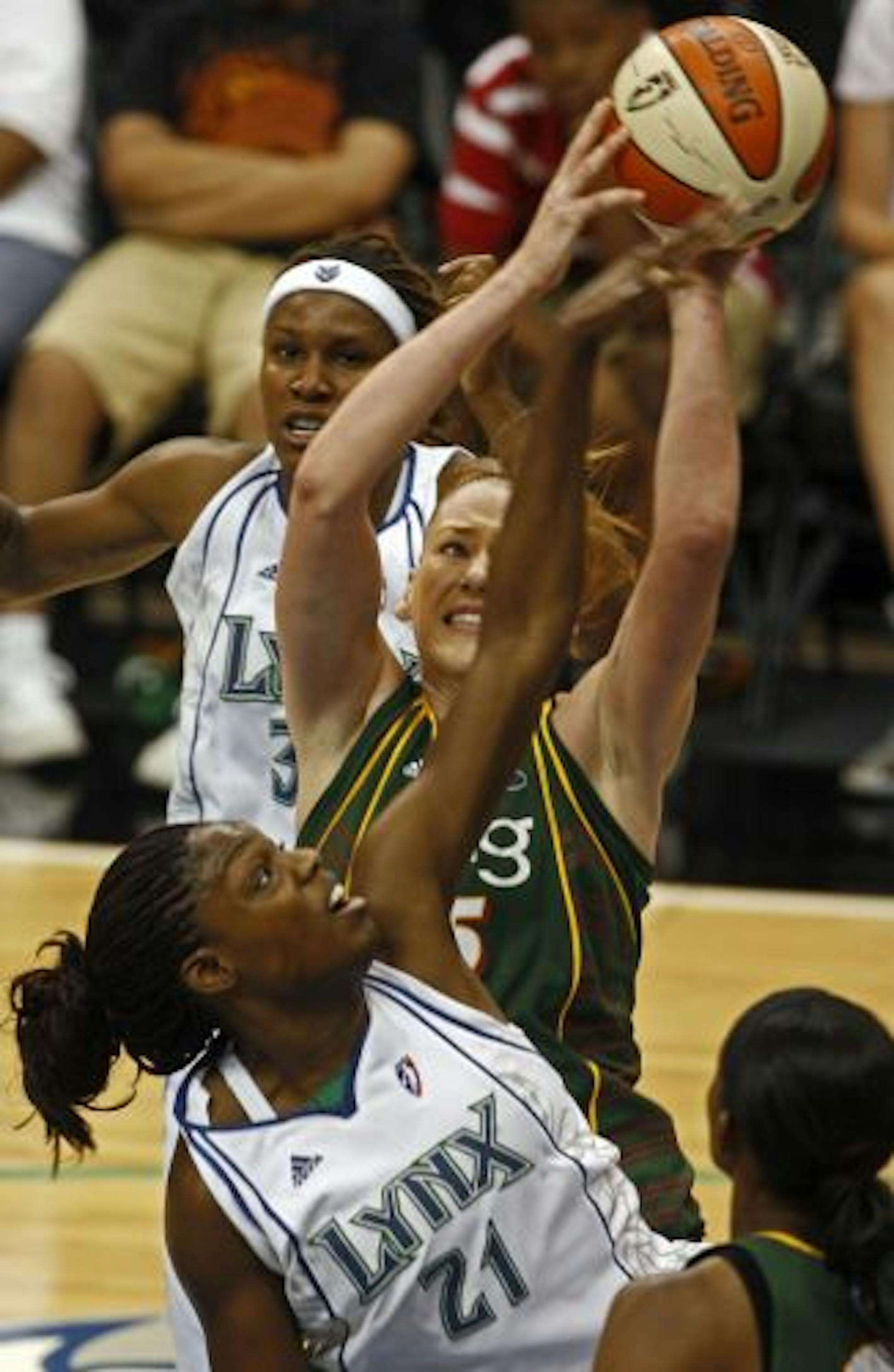 Seattle's Lauren Jackson pulled down a rebound over the reach of Lynx Nicky Anosike (21).