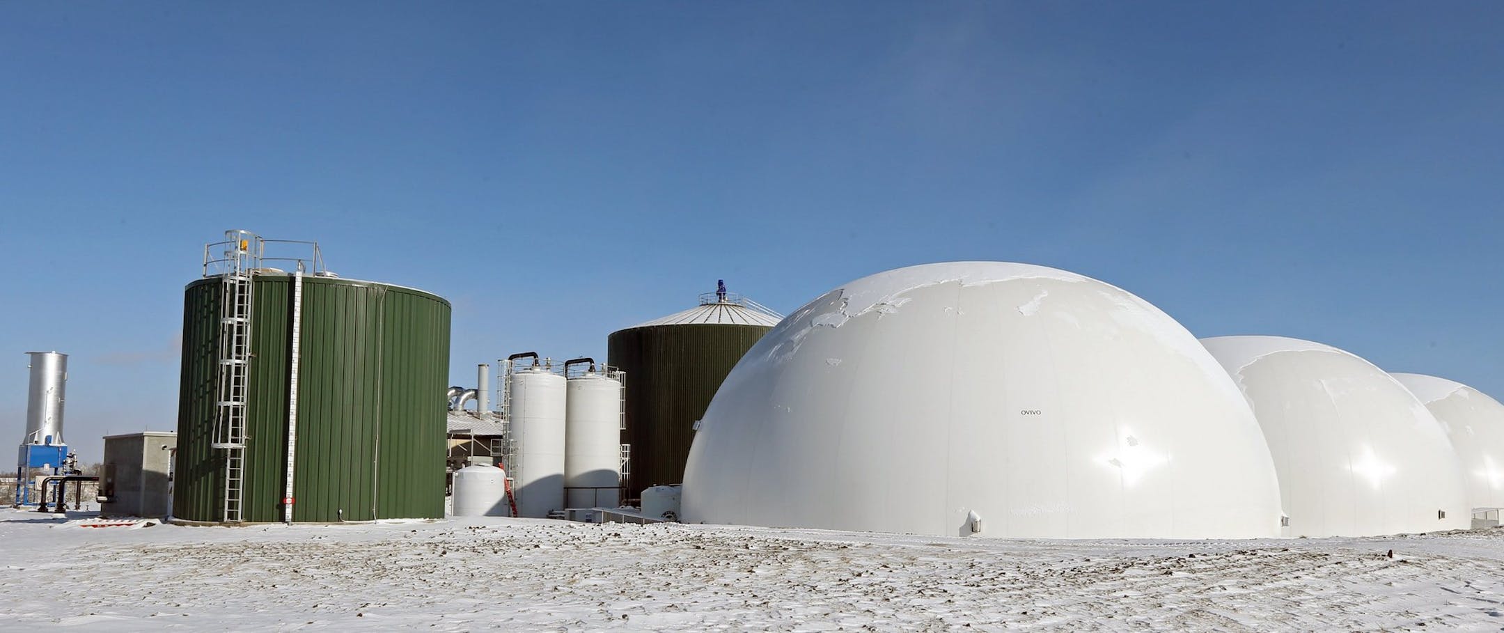 Large digester tanks hold the slurry for 30 days during the conversion process and white domes hold biogas at the Hometown BioEnergy plant in Le Sueur, Minn., Dec. 5, 2013. (Bruce Bisping/Minneapolis Star Tribune/MCT) ORG XMIT: 1147355