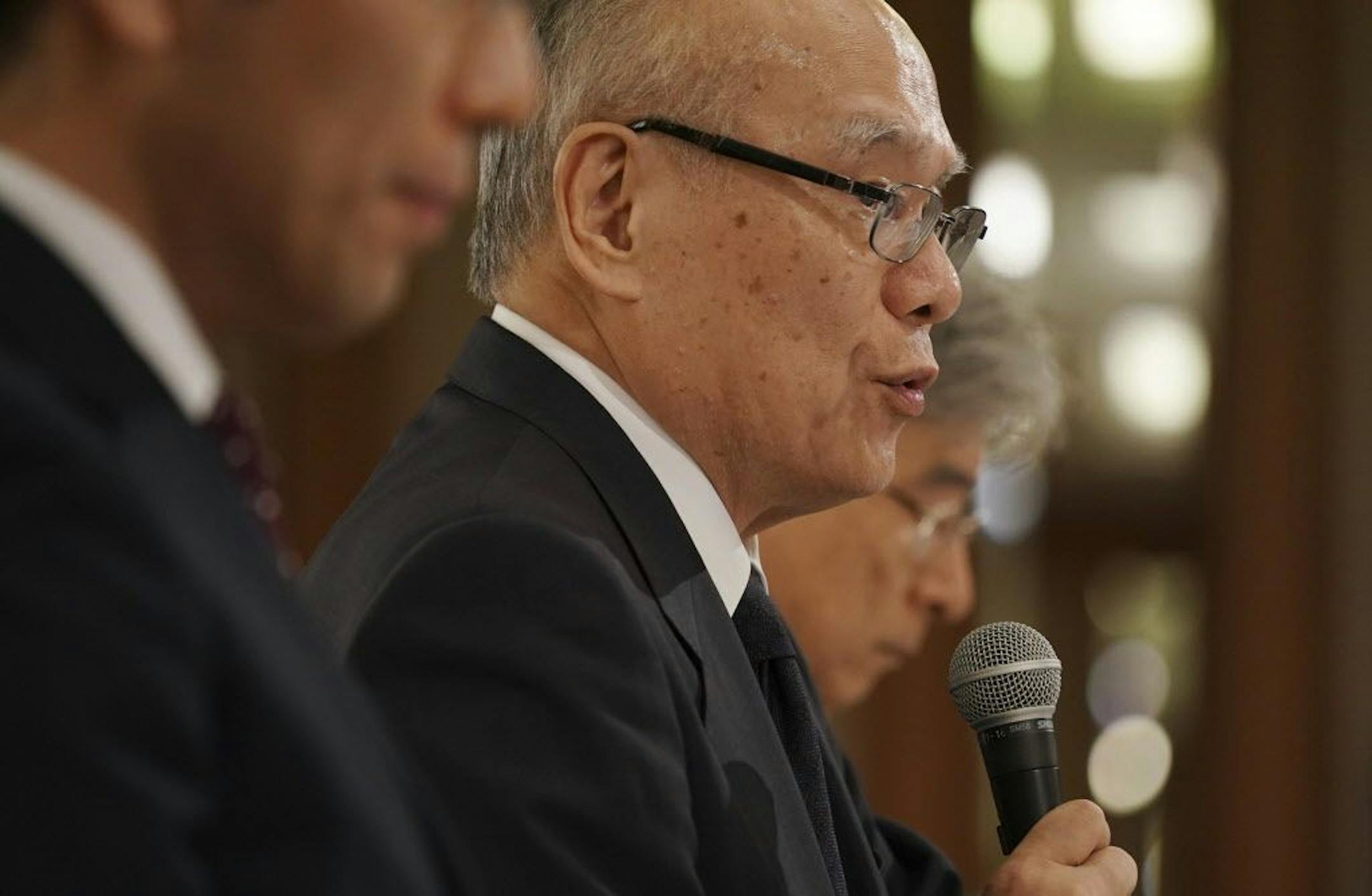 Tetsuo Yukioka, managing director of Tokyo Medical University, center, speaks during a press conference Tuesday, Aug. 7, 2018, in Tokyo. The university has been investigating a reported allegation that it has discriminated against female applicants.