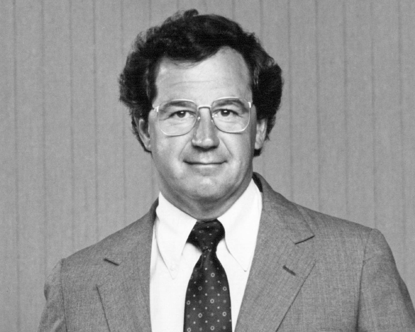 June 27, 1987 Richard Burke, the chief executive of Minnesota's largest health maintenance organization (HMO), said Friday he is leaving the top administrative job at Physicians Health Plan (PHP) effective Aug.1.