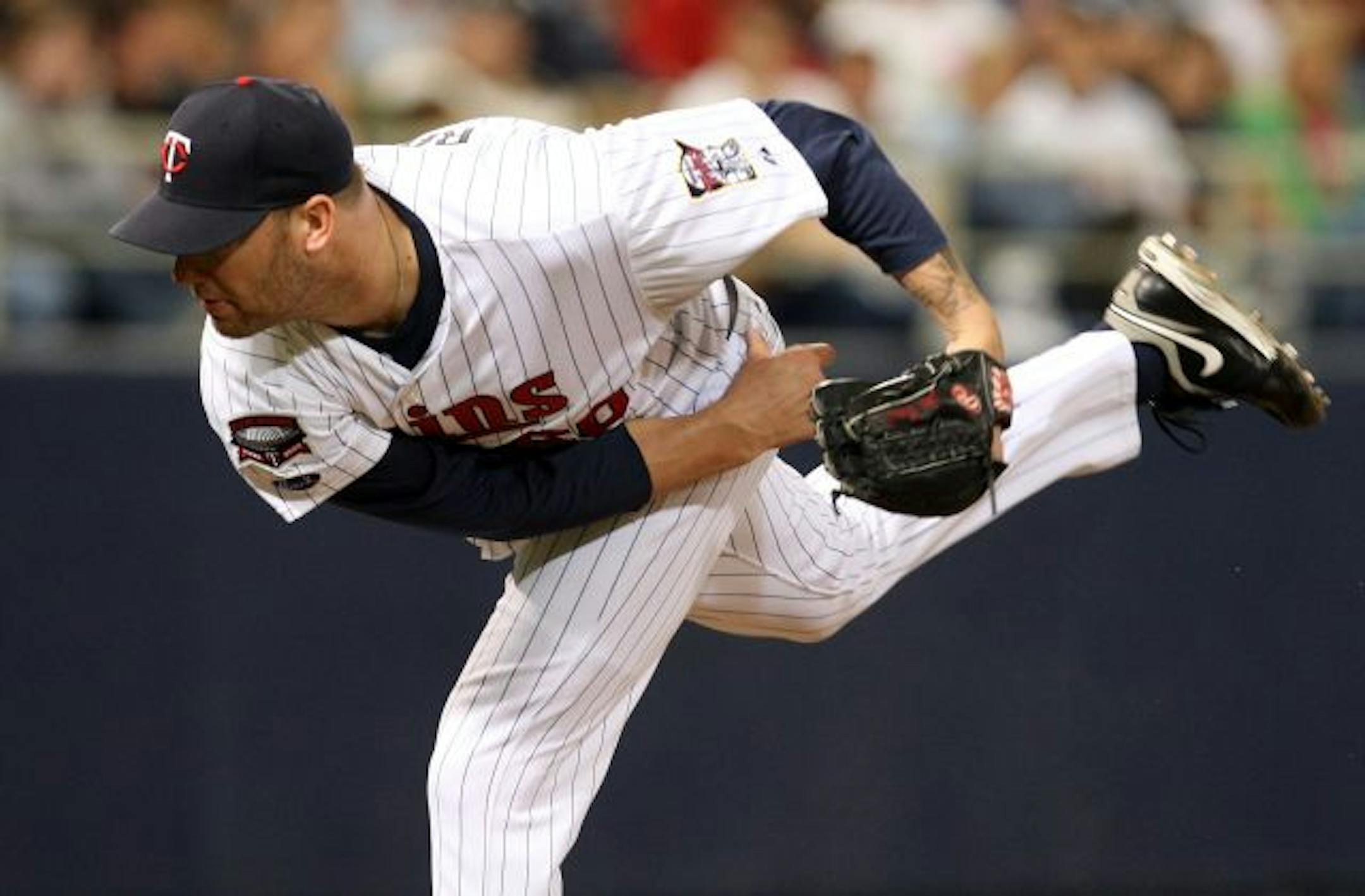Former Twins reliever Jon Rauch agreed Monday to a one-year, $3.5 million deal with the Blue Jays that includes a $3.75 million team option for 2012.