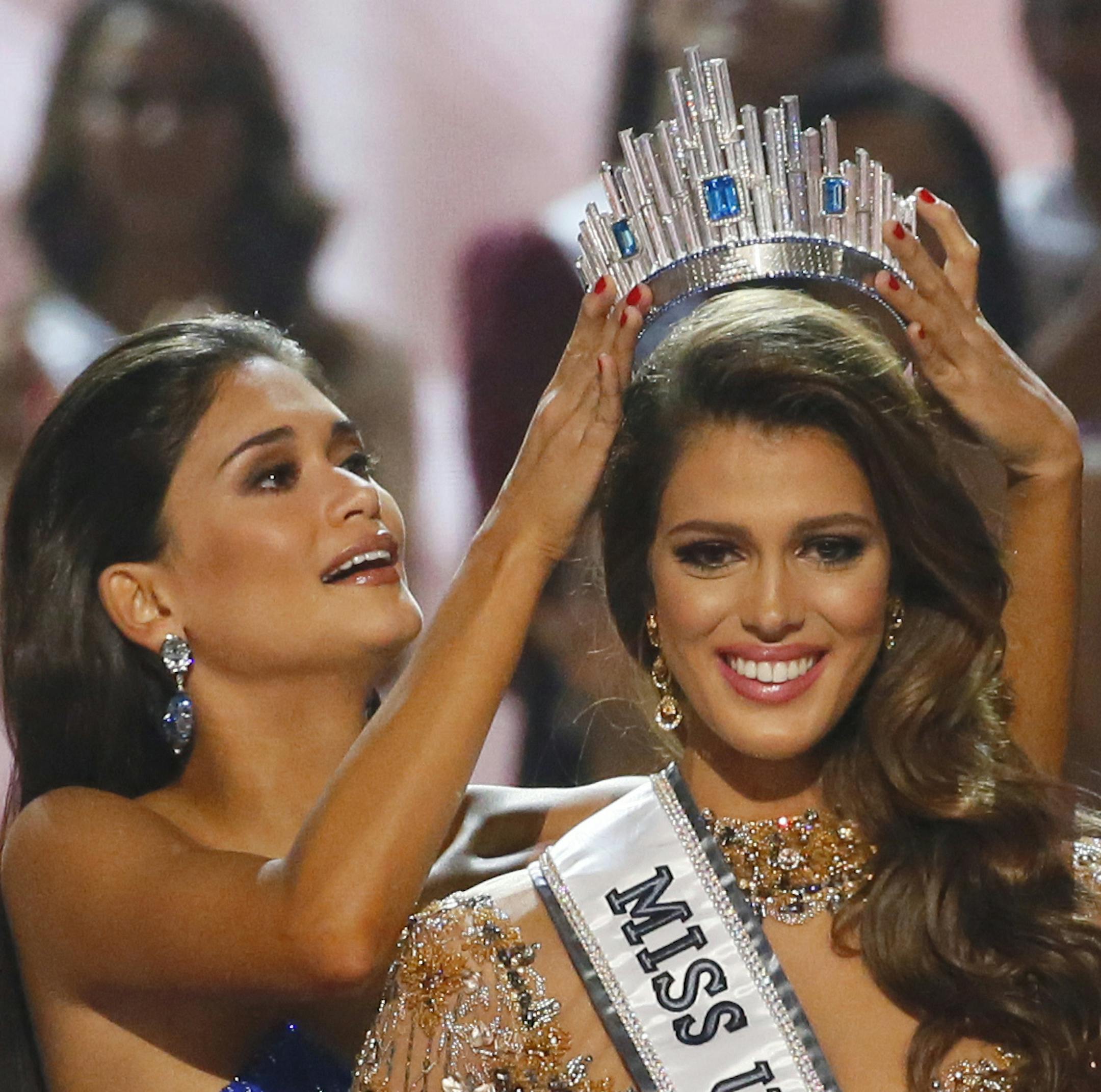 Miss France Iris Mittenaere is crowned the Miss Universe 2016 by Miss Universe 2015 Pia Wurtzbach of the Philippines in coronation Monday, Jan. 30, 2017, at the Mall of Asia in suburban Pasay city, south of Manila, Philippines. (AP Photo/Bullit Marquez)