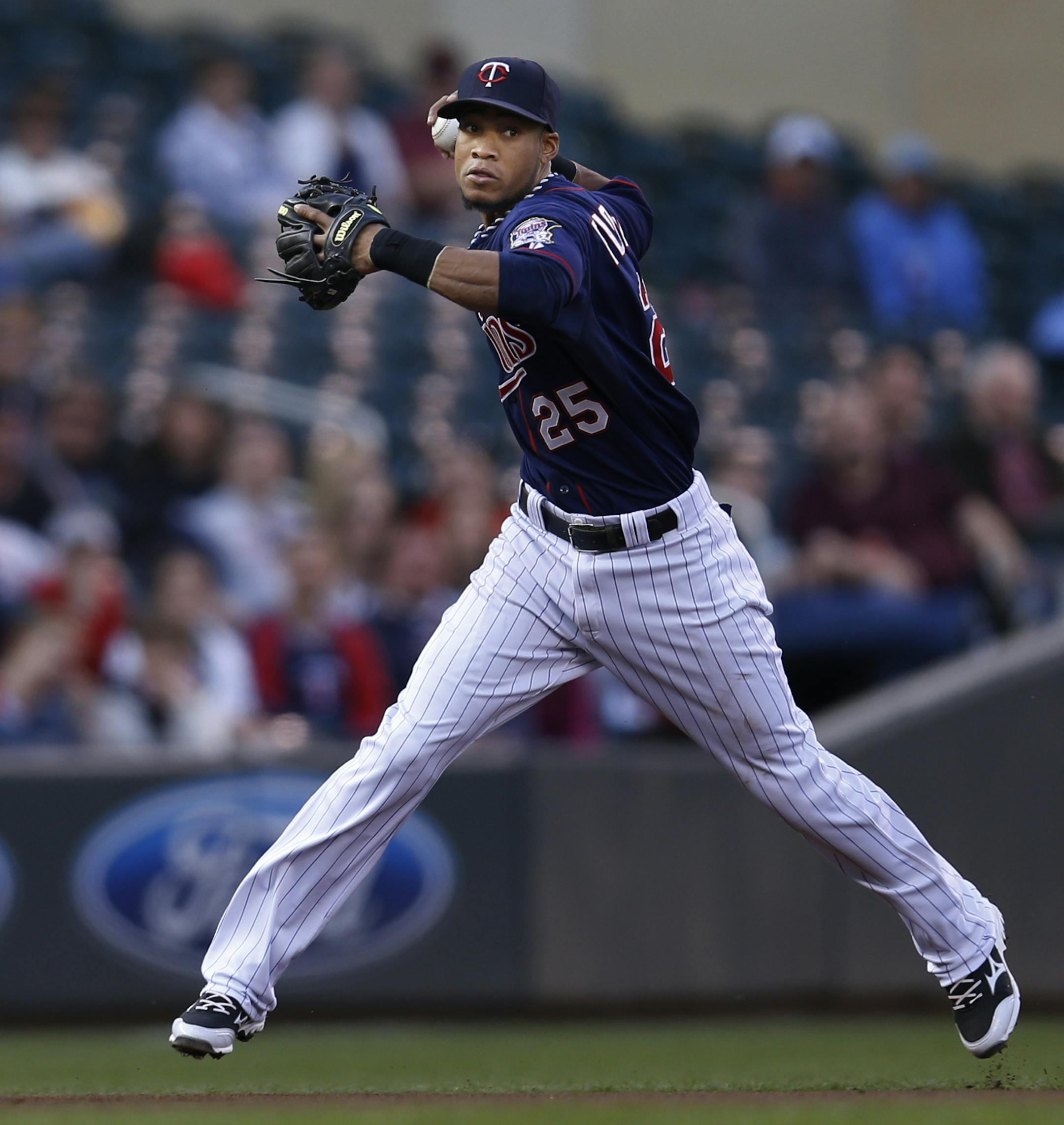 At the Twins game against the White Sox, Pedro Florimon fields Keppinger's groundball for the last out of the first inning .]rtsong-taatarii@startribune.com