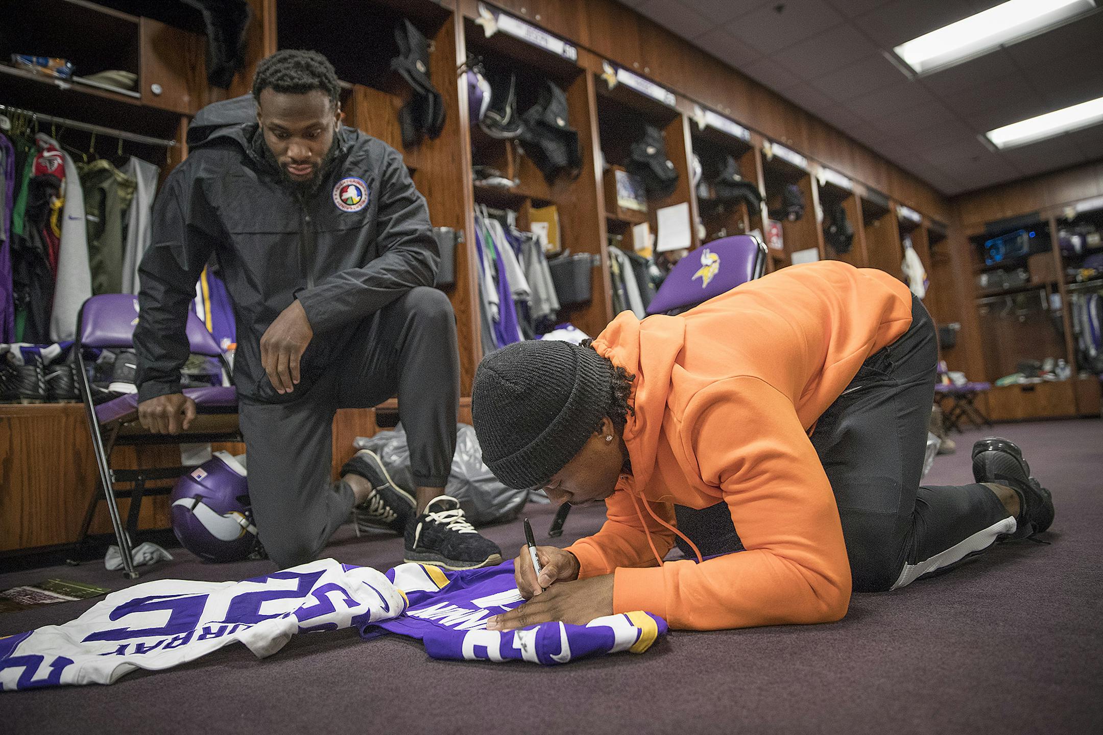 Minnesota Vikings Latavius Murray, left, and Jerick McKinnon signed each others jerseys as they cleaned out their lockers at Winter Park, Monday, January 22, 2018 in Eden Prairie, MN. ] ELIZABETH FLORES ï liz.flores@startribune.com