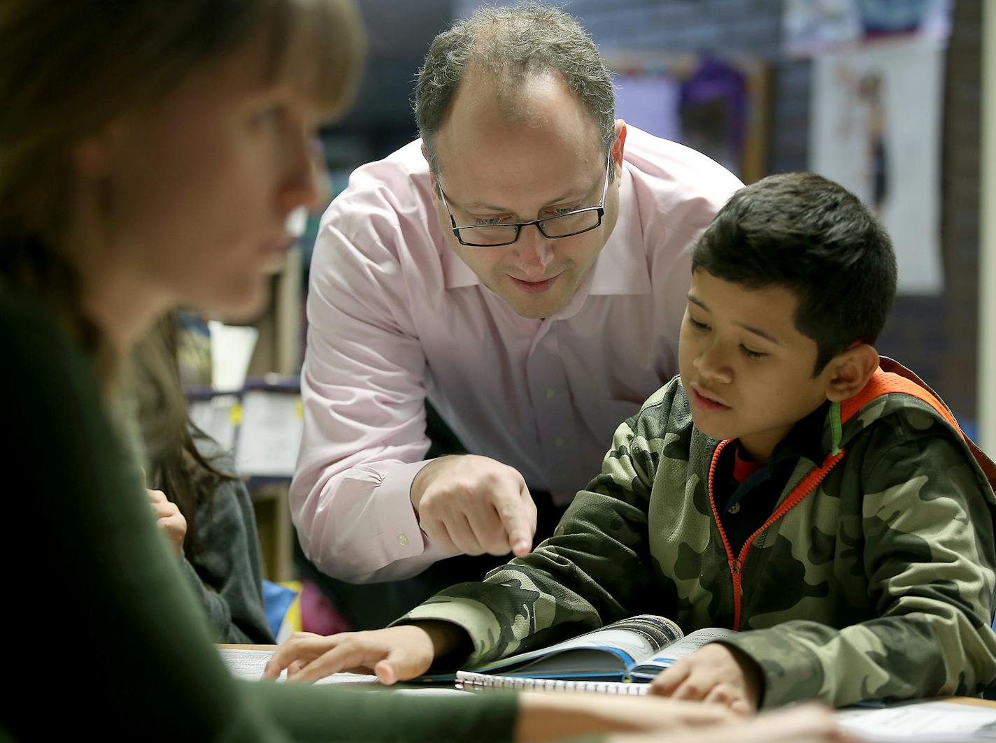 Teach For America CEO and Twin Cities resident Matt Kramer worked with and observed students and teachers at Andersen United Elementary School, Wednesday, November 4, 2015 in Minneapolis, MN. ] (ELIZABETH FLORES/STAR TRIBUNE) ELIZABETH FLORES &#x2022; eflores@startribune.com