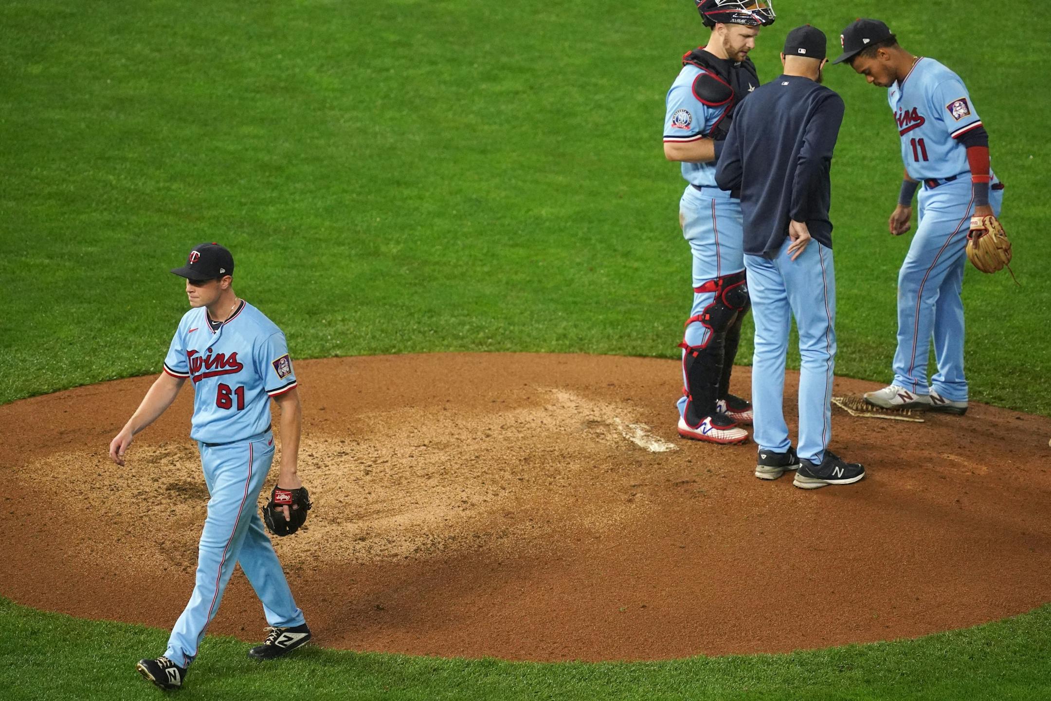 Minnesota Twins manager Rocco Baldelli pulled Minnesota Twins relief pitcher Cody Stashak (61) in the seventh inning.
