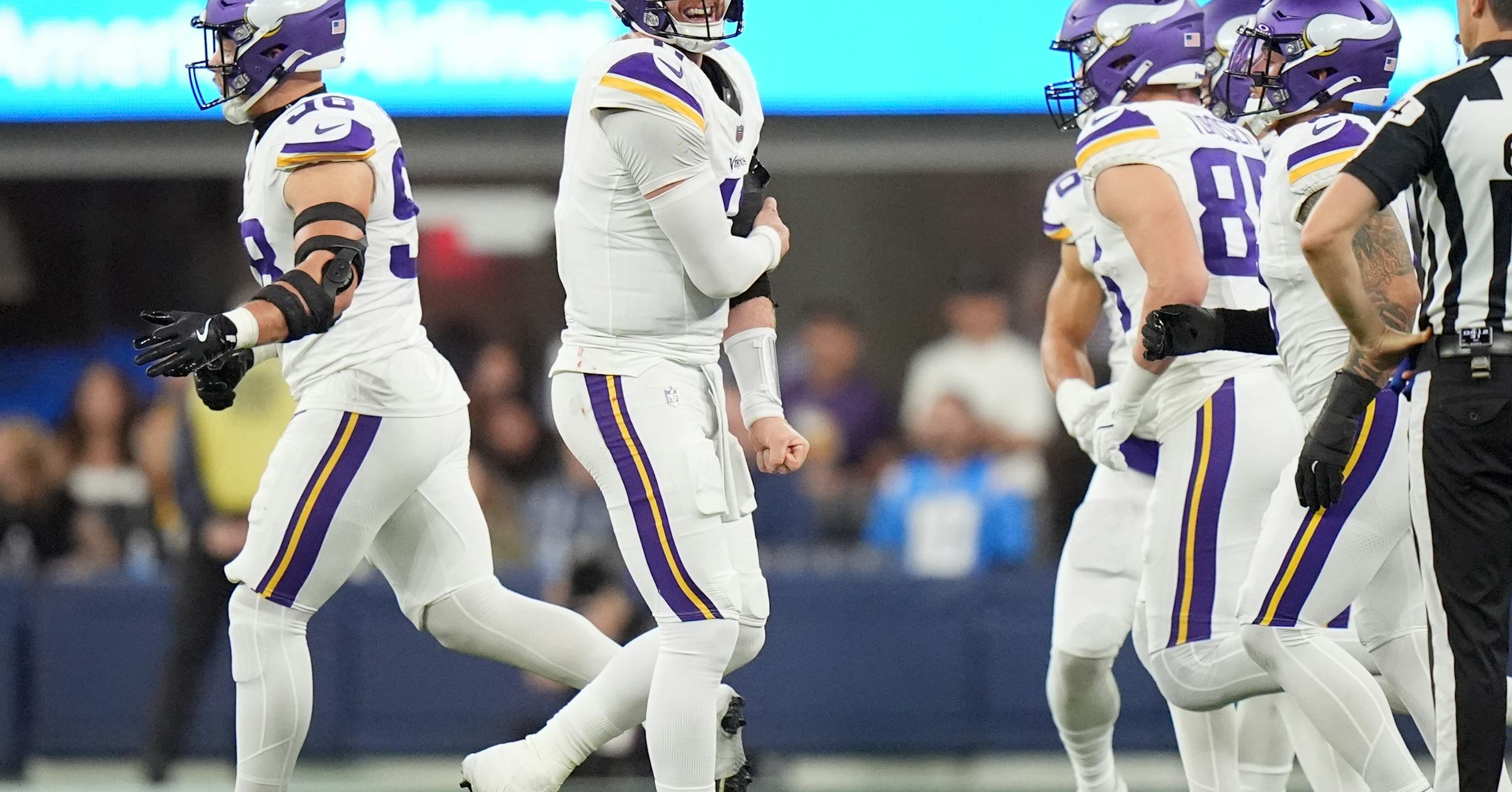Carson Wentz defends Vikings’ decision to keep him in game Carson Wentz defends Vikings’ decision to keep him in game