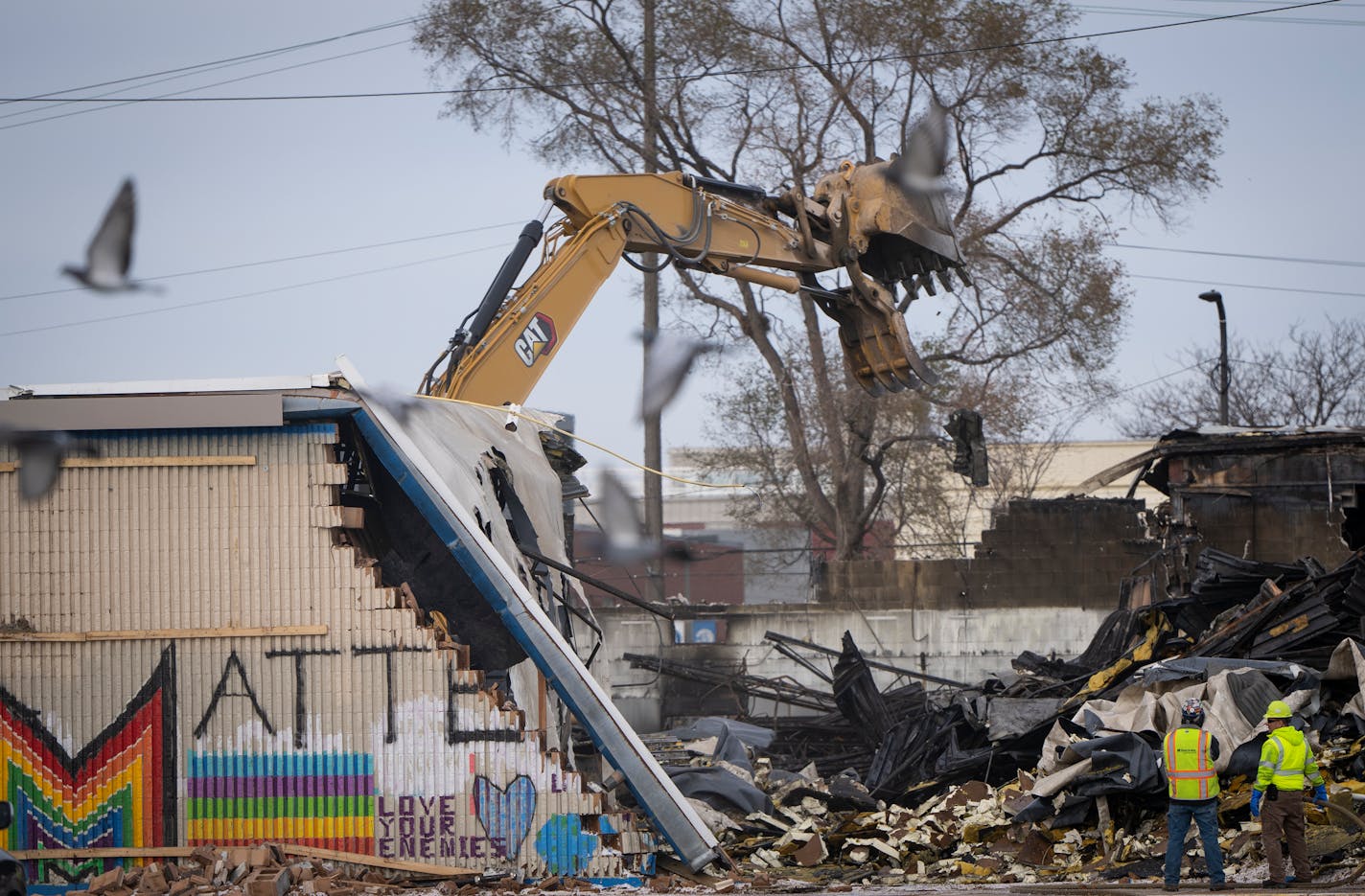 Demolition began at the Kmart on Lake Street in Minneapolis, Minn. on Tuesday, Nov. 14, 2023. ] LEILA NAVIDI • leila.navidi@startribune.com