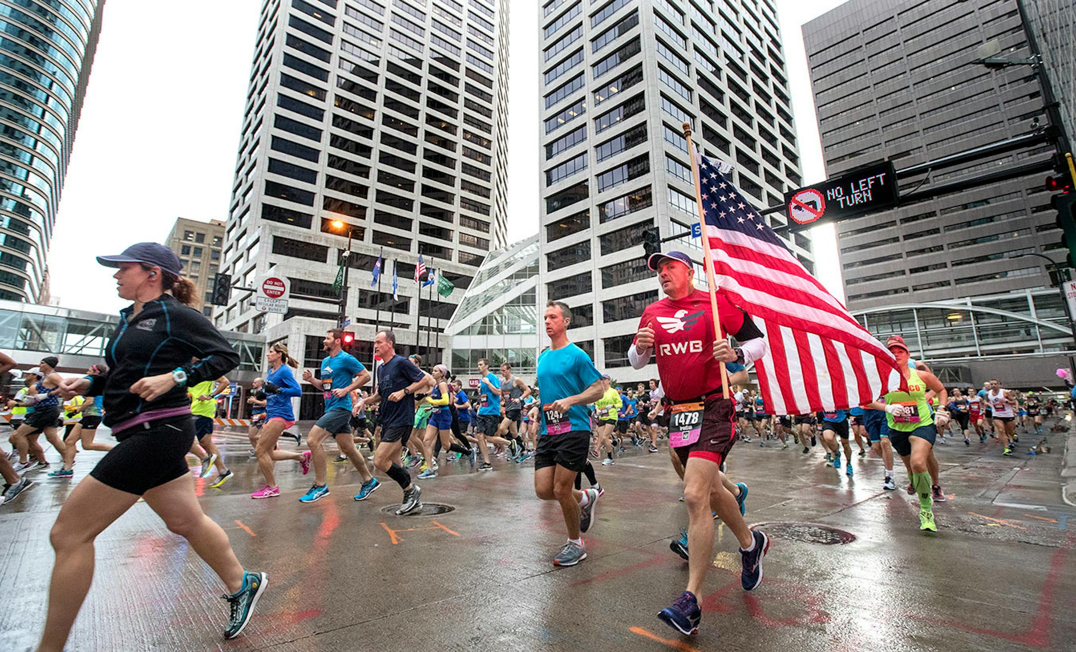 Runners make there way though downtown Minneapolis at the the start of the Twins Cities Marathon Sunday October 1,2017 in Minneapolis, MN. ] JERRY HOLT ï jerry.holt@startribune.com Jerry Holt