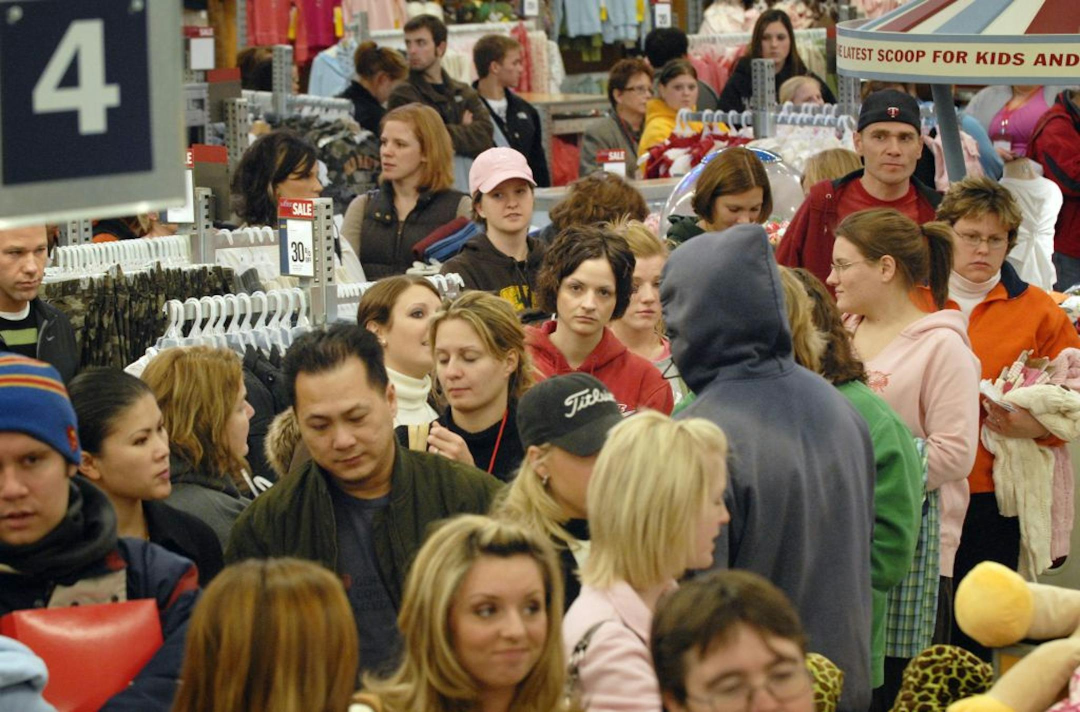 GLEN STUBBE � gstubbe@startribune.com -- Friday, November 23, 2007 -- Eden Prairie, Minn. -- Lines formed quickly in Old Navy at Eden Prairie Centers black Friday event Rockin' Shoppin' Eve.