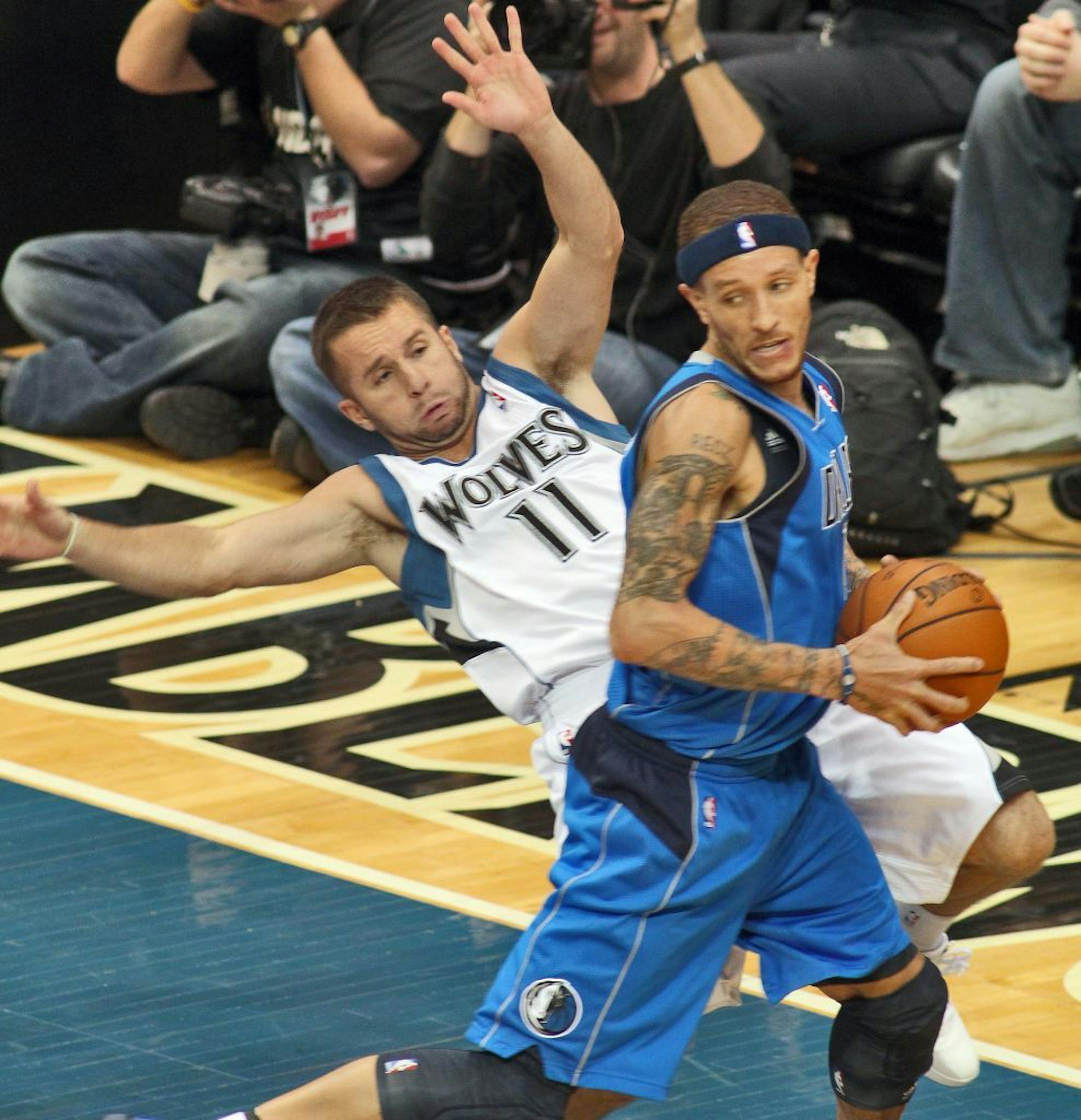 Jose Barea (11) drew an offensive foul call against Delonte West.
