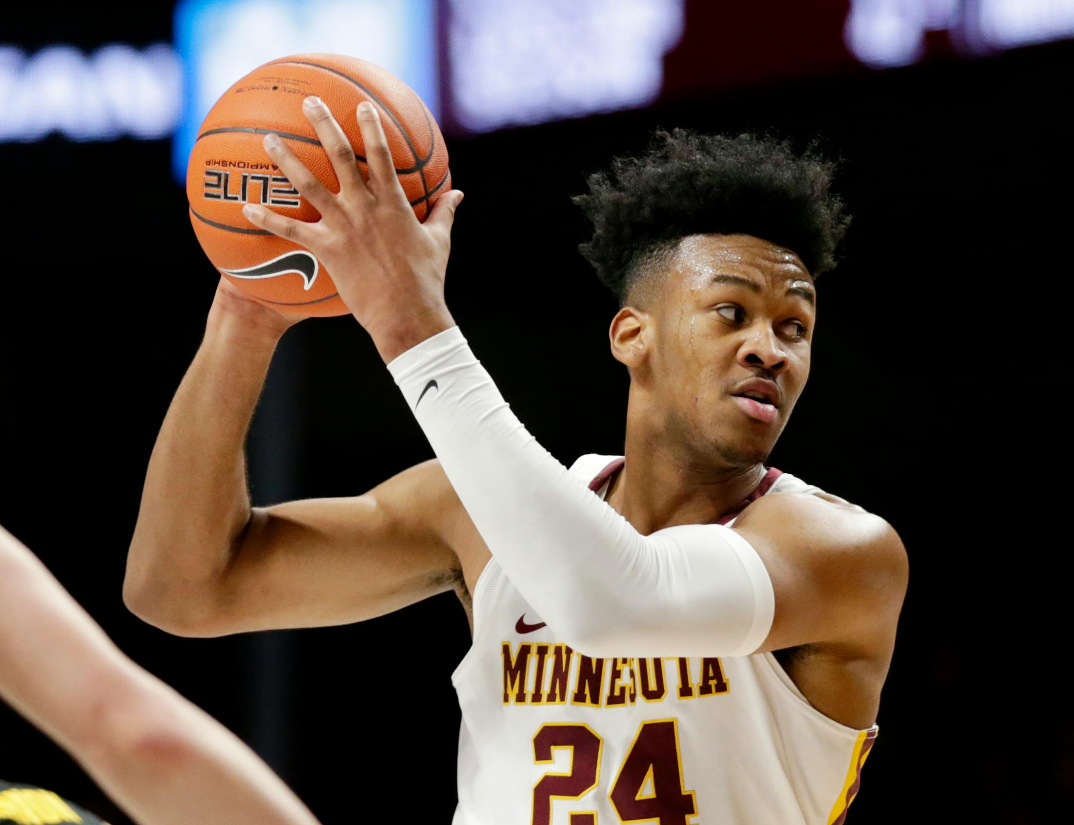 Minnesota center Eric Curry