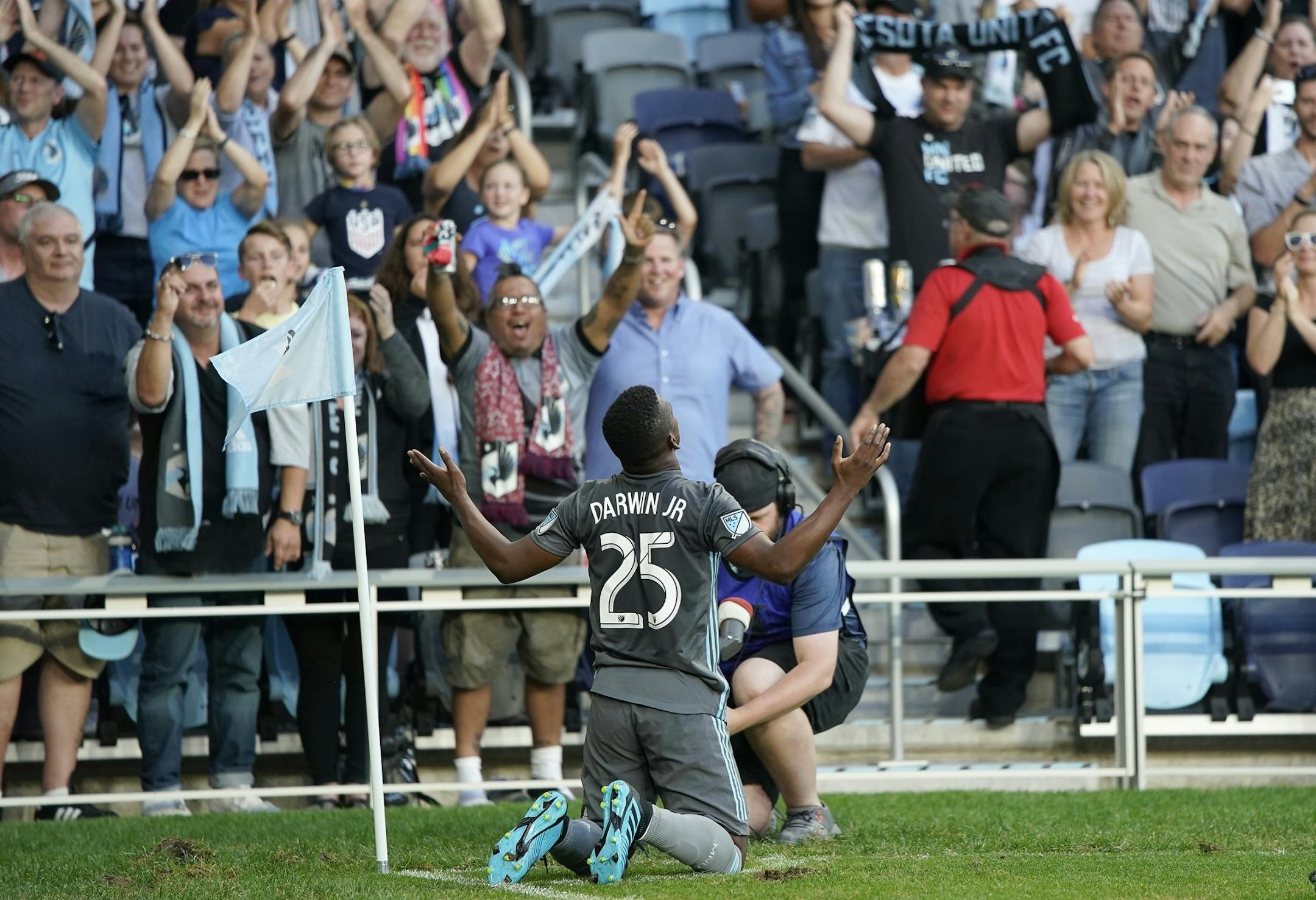 Minnesota United midfielder Darwin Quintero (25) celebrated his goal during the first half.