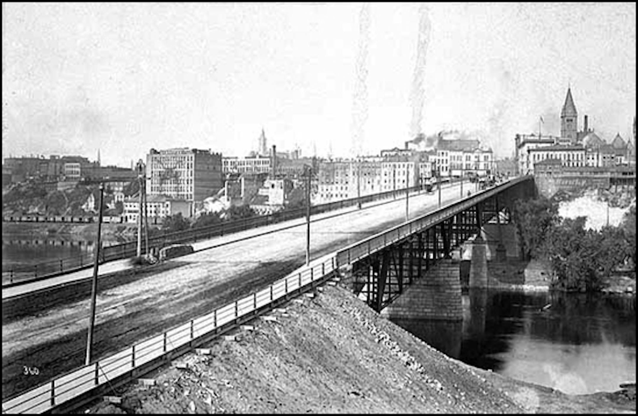 Wabasha Street bridge in about 1900