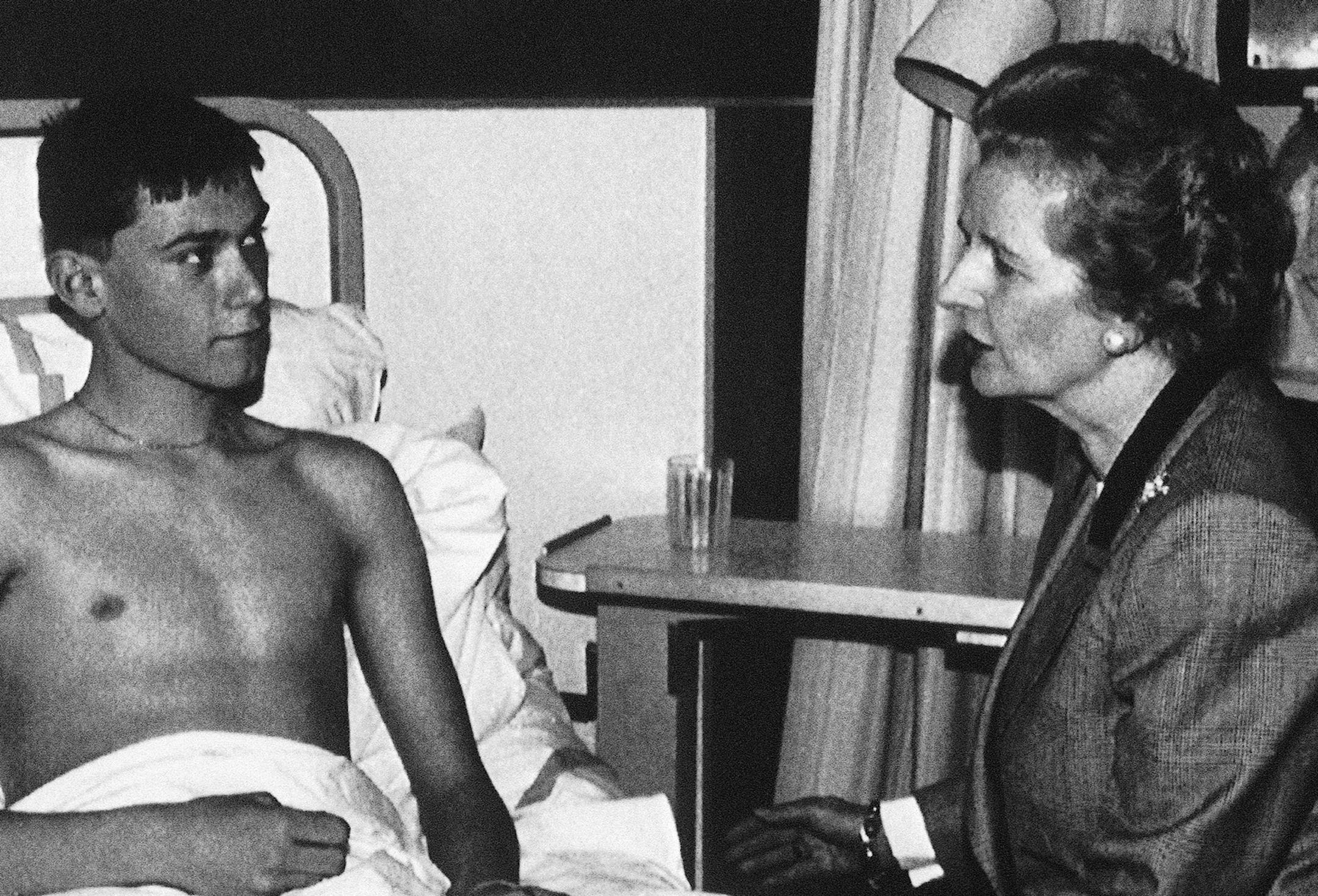 The late Margaret Thatcher’s bedside photo ops, like this one in 1989, were among innumerable things about her that infuriated her detractors.