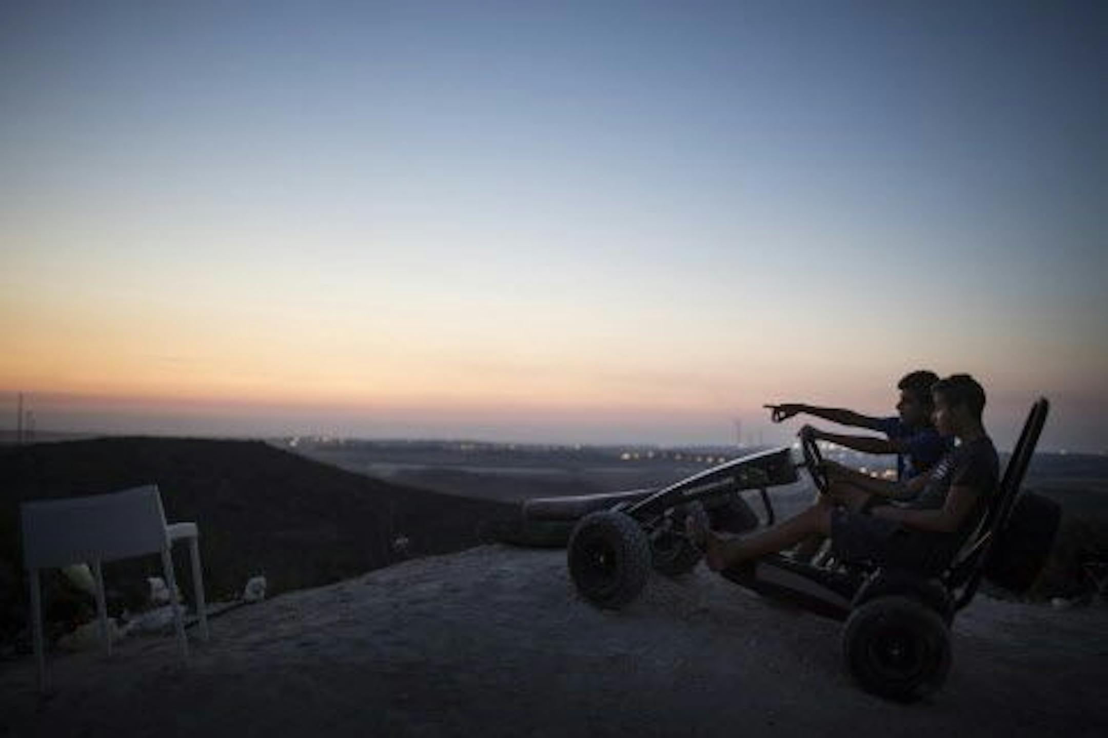 Israeli children on a hill overlooking the Israeli-Gaza border in Sderot, Israel, July 26, 2014. Israeli troops remained in place across the Gaza Strip and continued to search for underground tunnels during the 12-hour cease-fire on Saturday, but said they would not engage with militants.