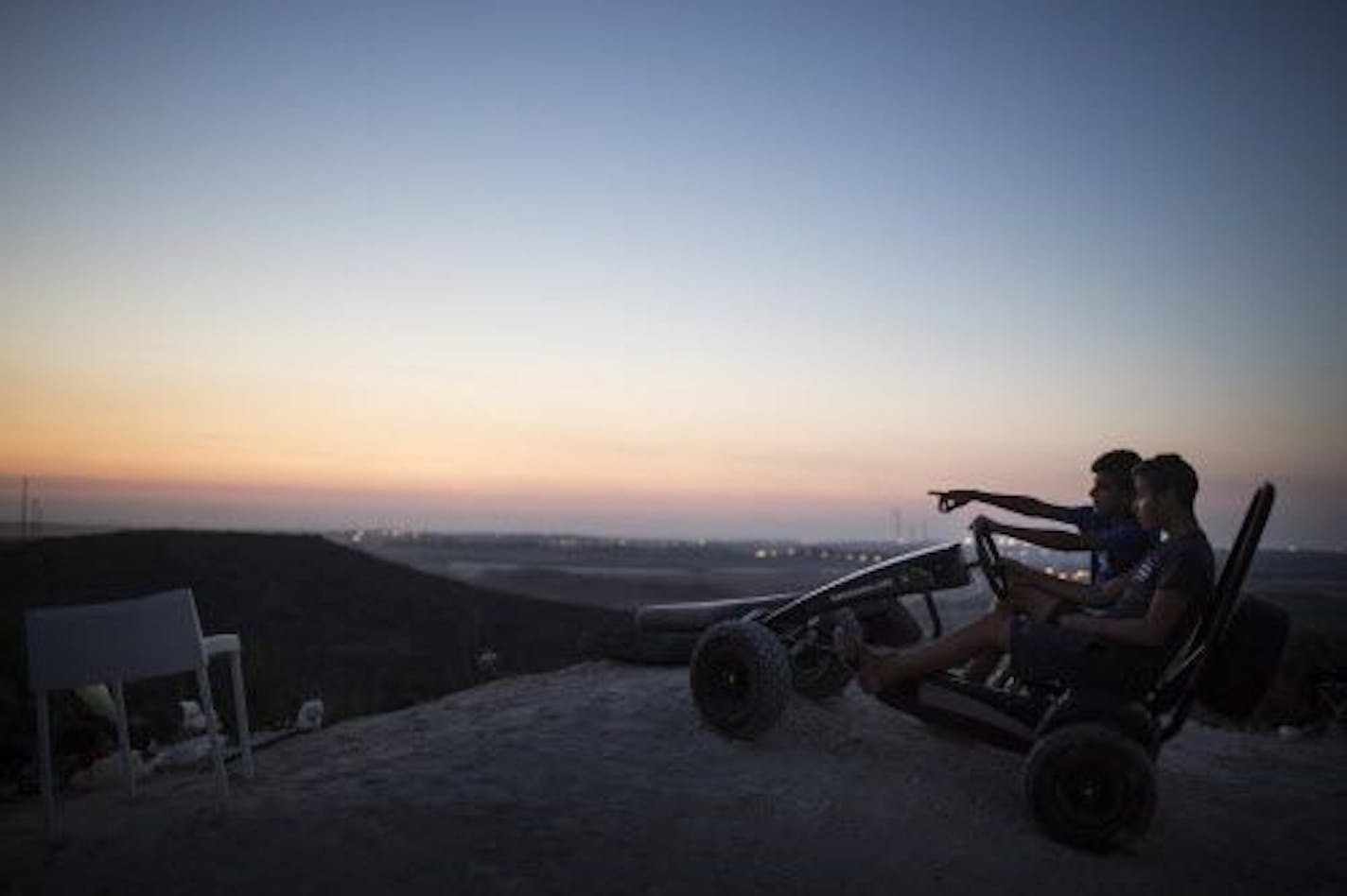 Israeli children on a hill overlooking the Israeli-Gaza border in Sderot, Israel, July 26, 2014. Israeli troops remained in place across the Gaza Strip and continued to search for underground tunnels during the 12-hour cease-fire on Saturday, but said they would not engage with militants.